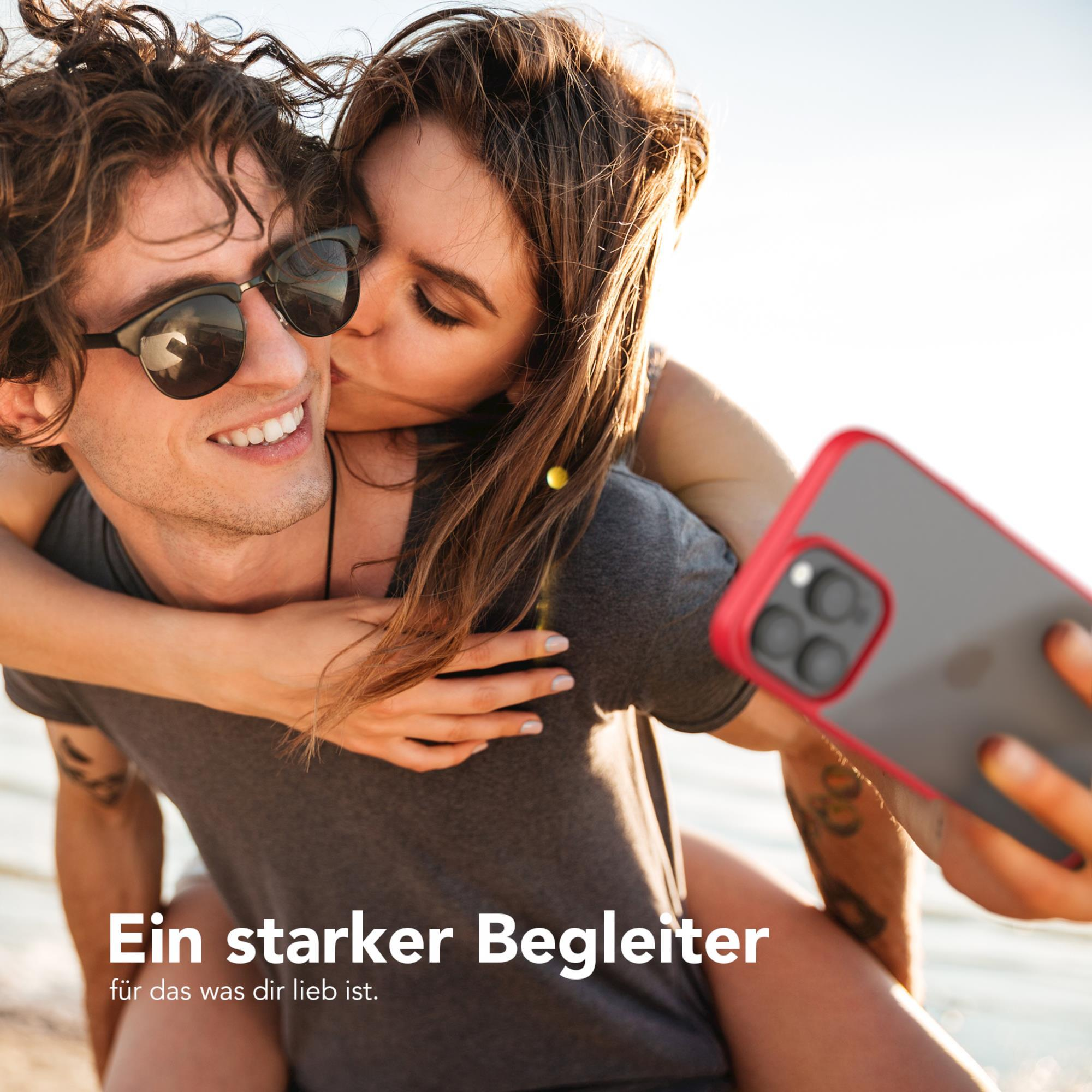 Paar macht Selfie, Frau küsst Mann auf die Wange, hält Telefon. Text: Ein starker Begleiter.