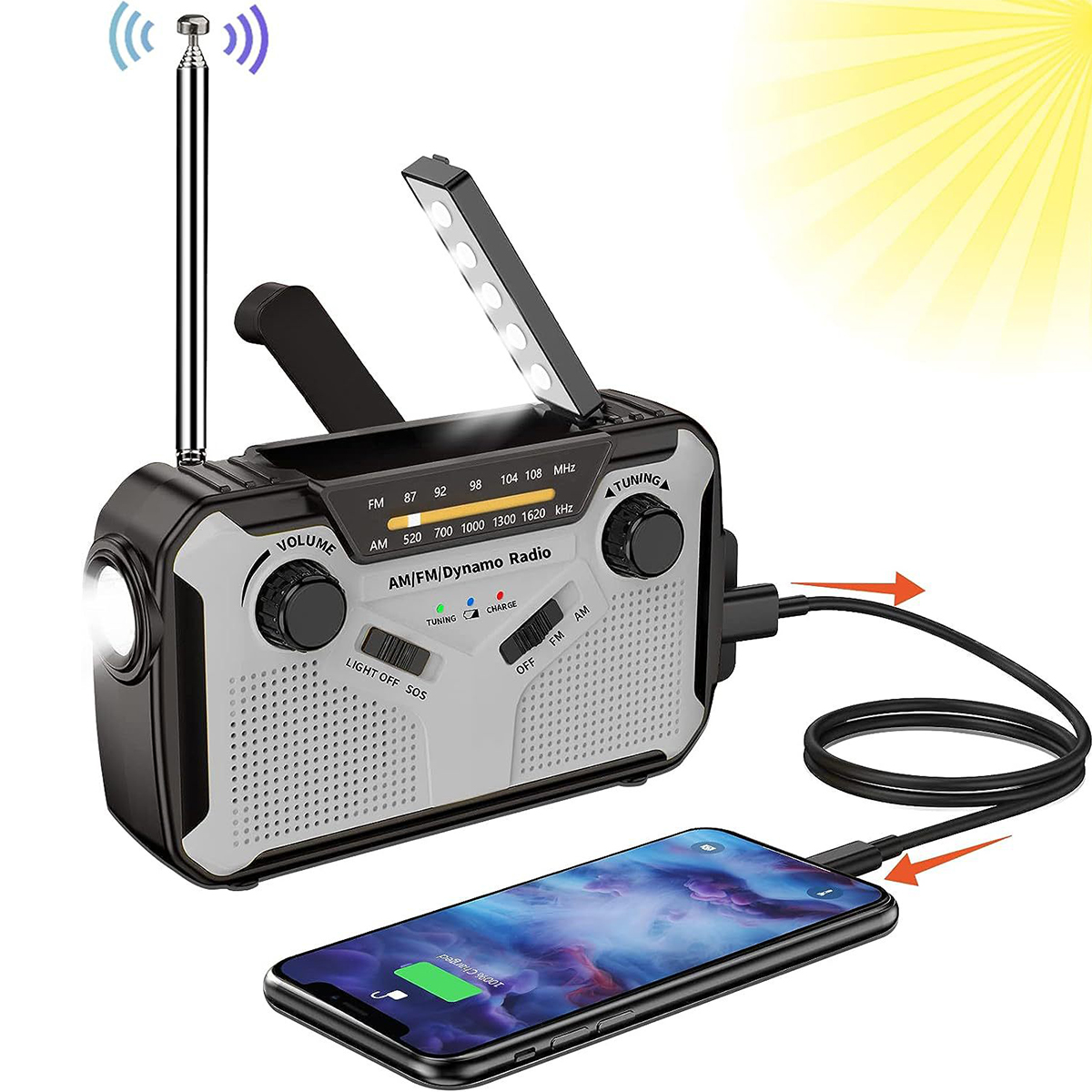 Ein schwarz-graues AM/FM/Dynamo-Radio. Ein Telefon wird über ein Kabel vom Radio geladen.