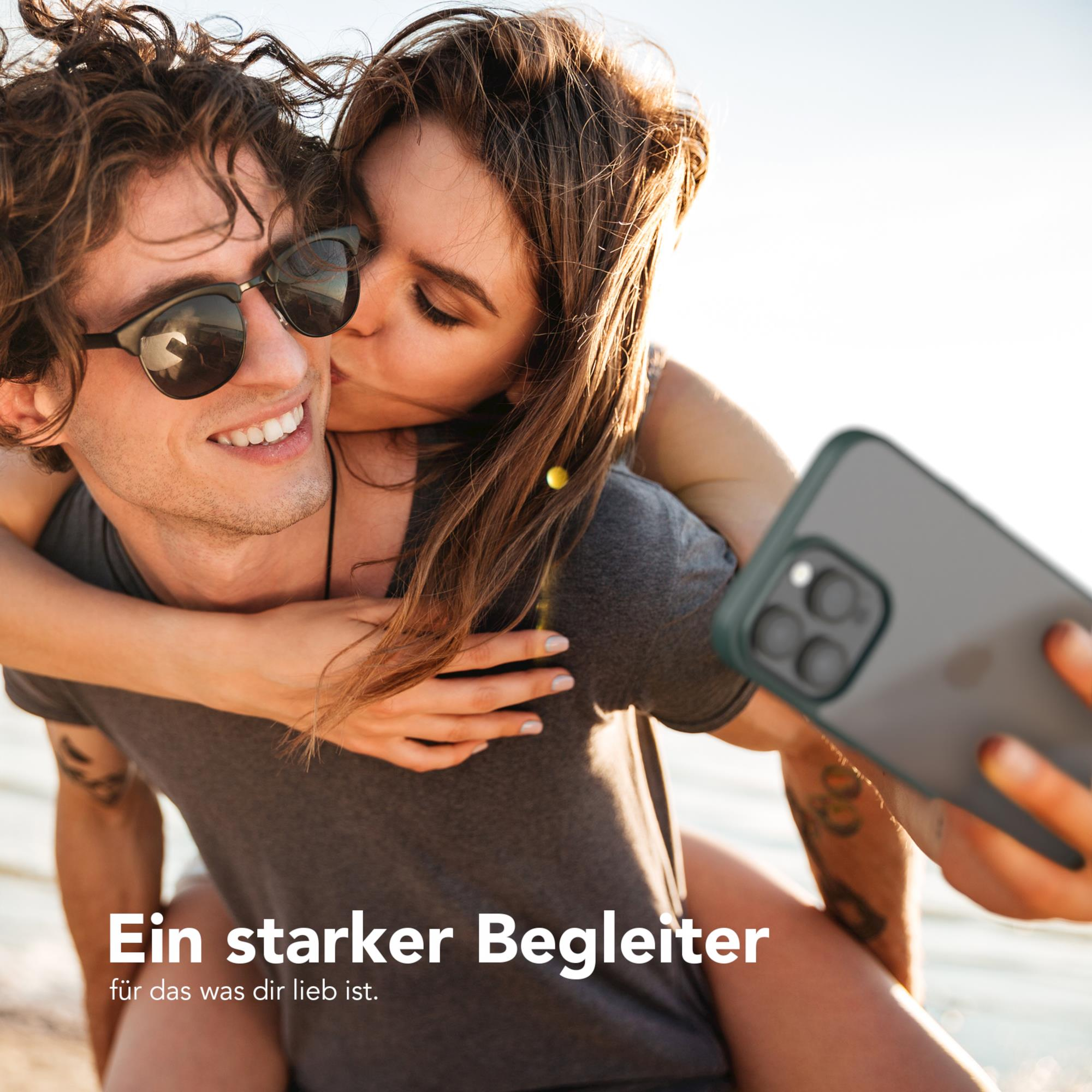 Paar macht Selfie, Frau küsst Mann auf die Wange. Text: 'Ein starker Begleiter'.