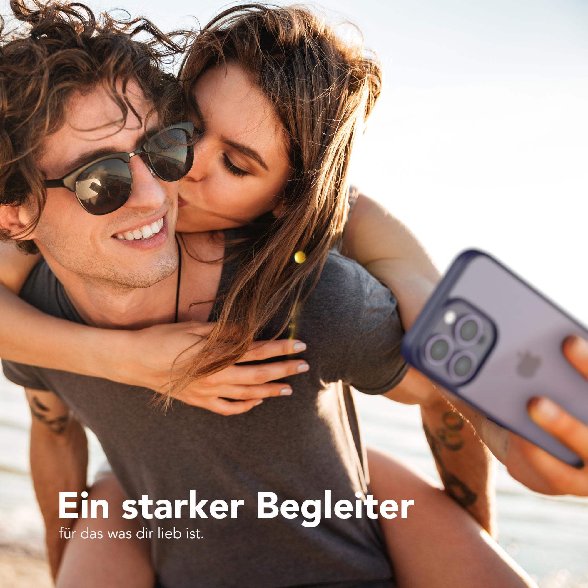 Paar macht Selfie mit Handy. Text unten: 'Ein starker Begleiter für das, was du liebst'.