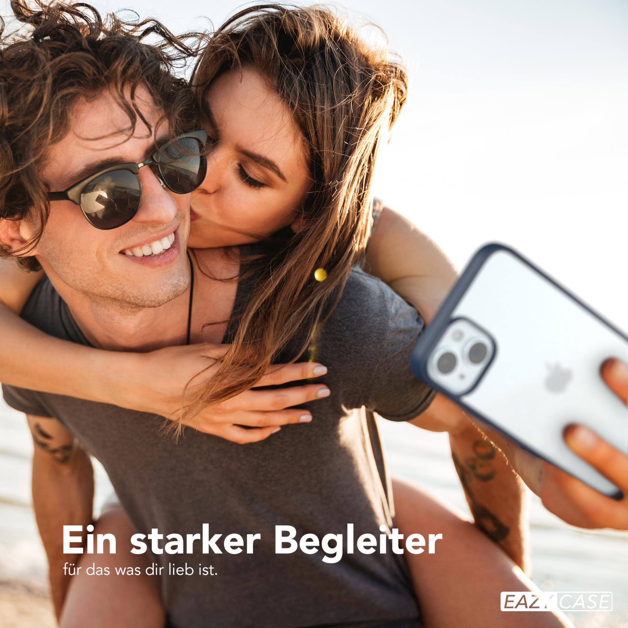Ein Paar macht ein Selfie. Die Frau küsst den Mann, der das Telefon hält.