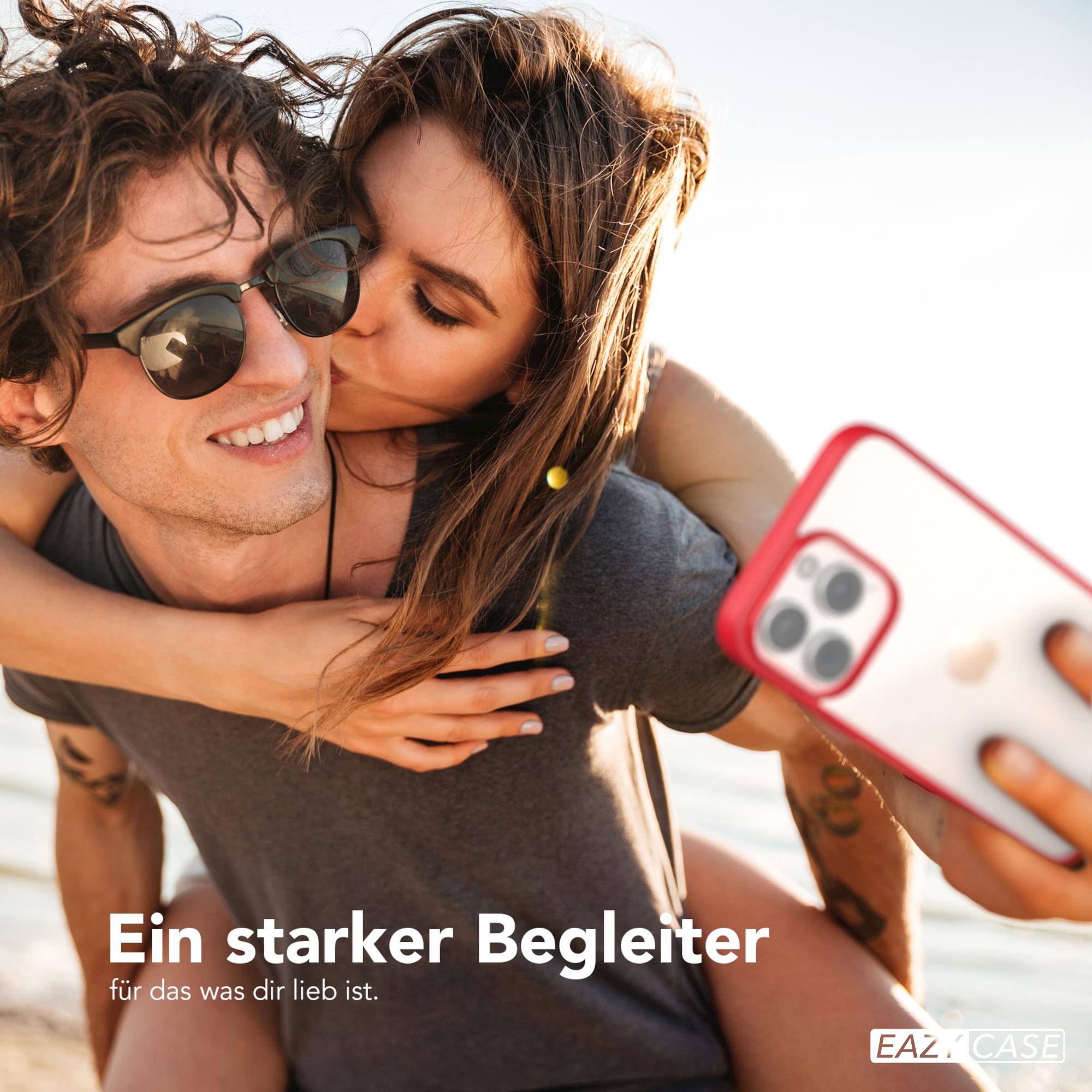 Paar macht Selfie, Frau küsst Mann. Die Frau hat langes Haar, der Mann trägt Sonnenbrille.