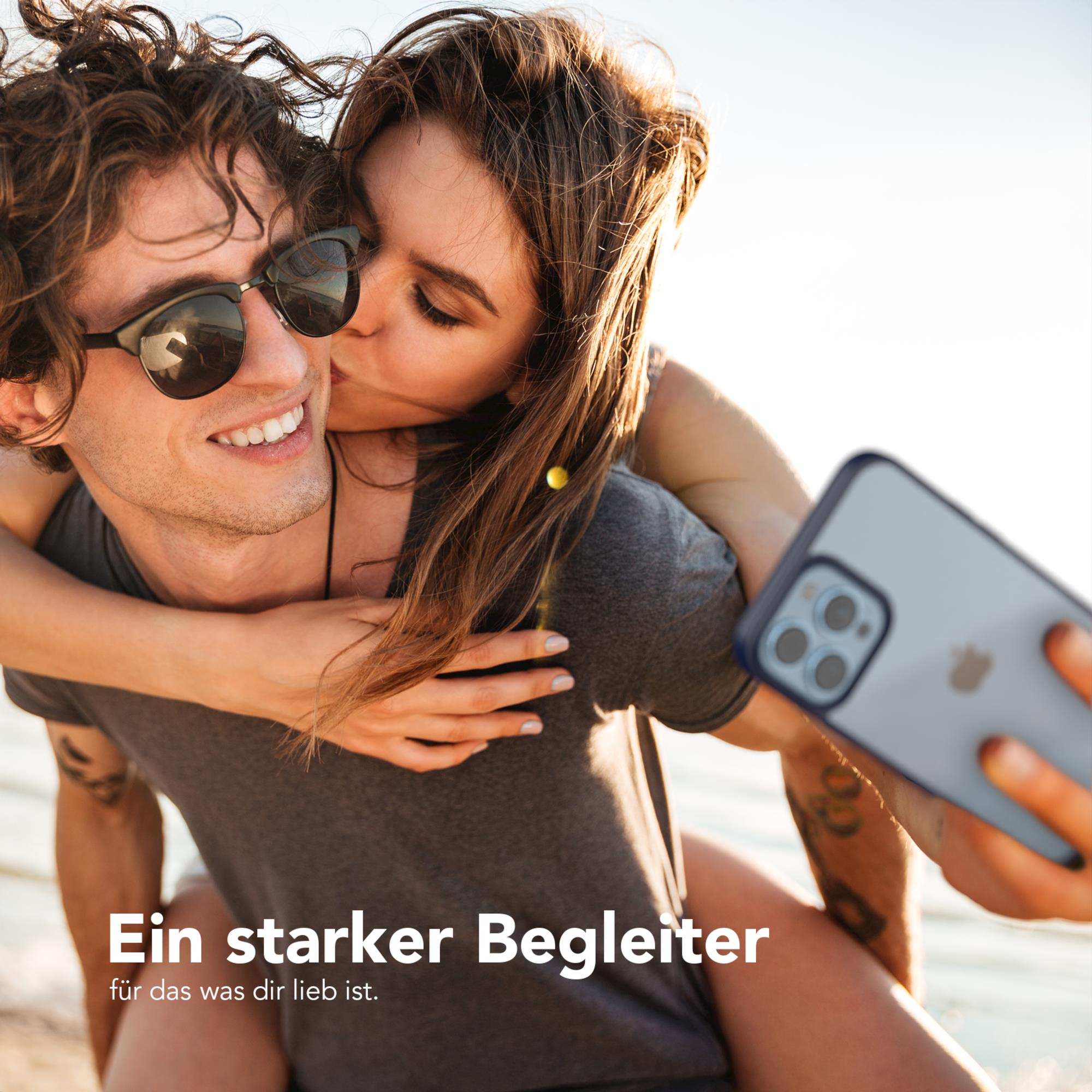 Ein Paar macht ein Selfie. Die Frau küsst den Mann auf die Wange. Sie lächeln.