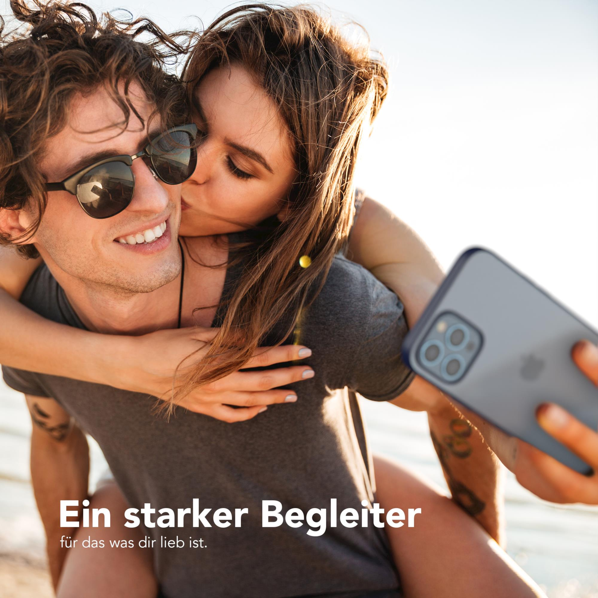 Ein Paar macht ein Selfie mit einem iPhone. Die Frau küsst den Mann auf die Wange. Text: Ein starker Begleiter.