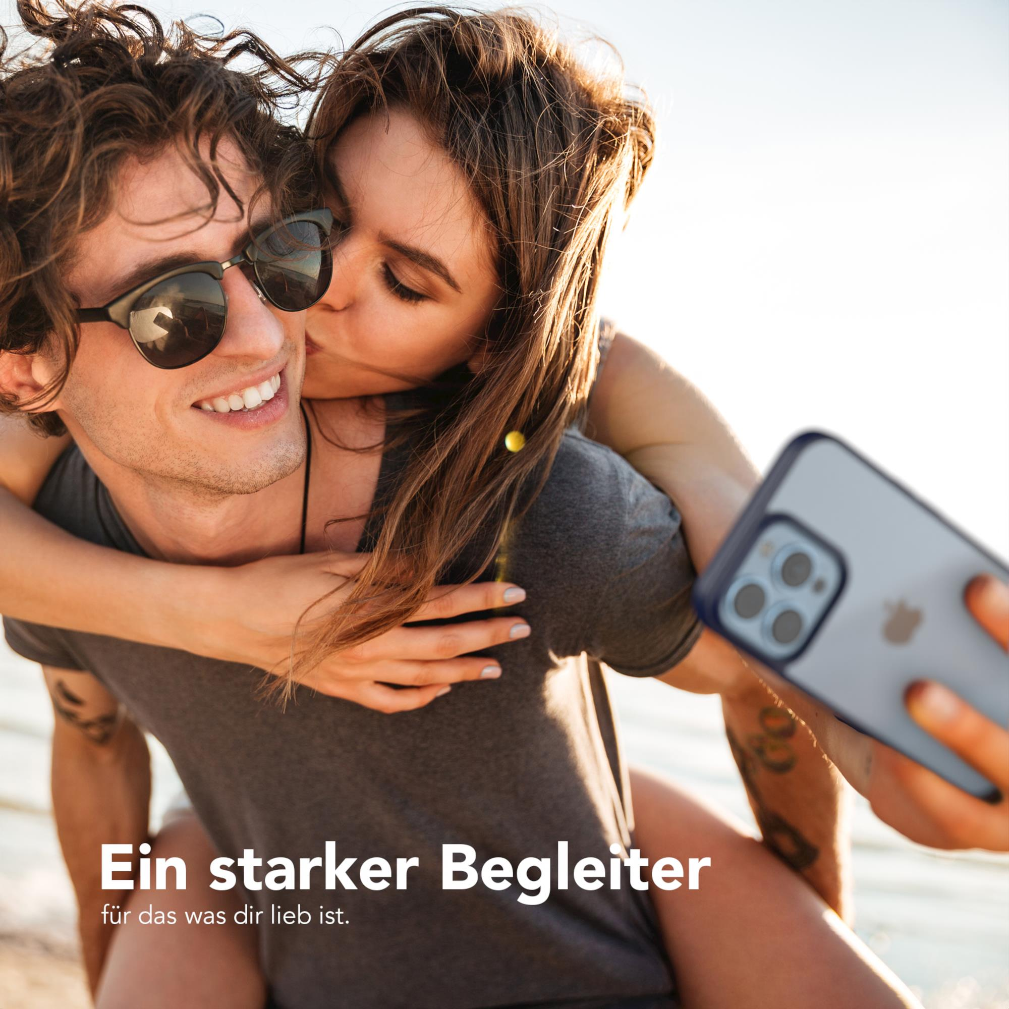 Paar macht Selfie, Frau küsst Mann. Handyhülle in der Hand des Mannes. Sonniger Hintergrund.