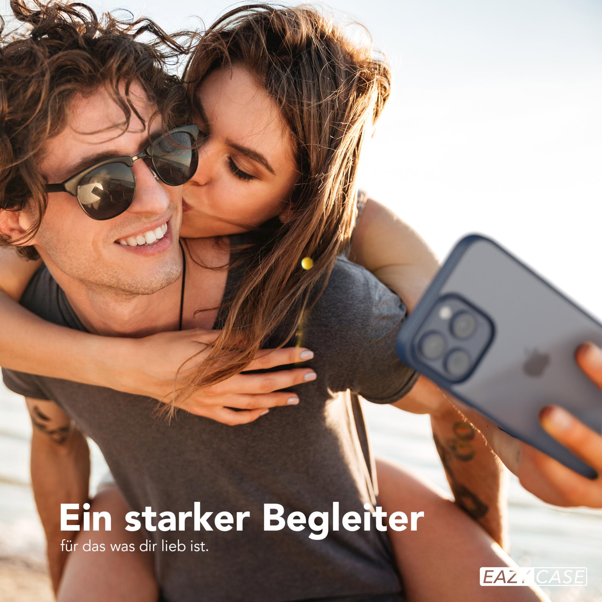 Ein Mann wird von einer Frau auf die Wange geküsst, während er ein Telefon hält und ein Selfie macht.