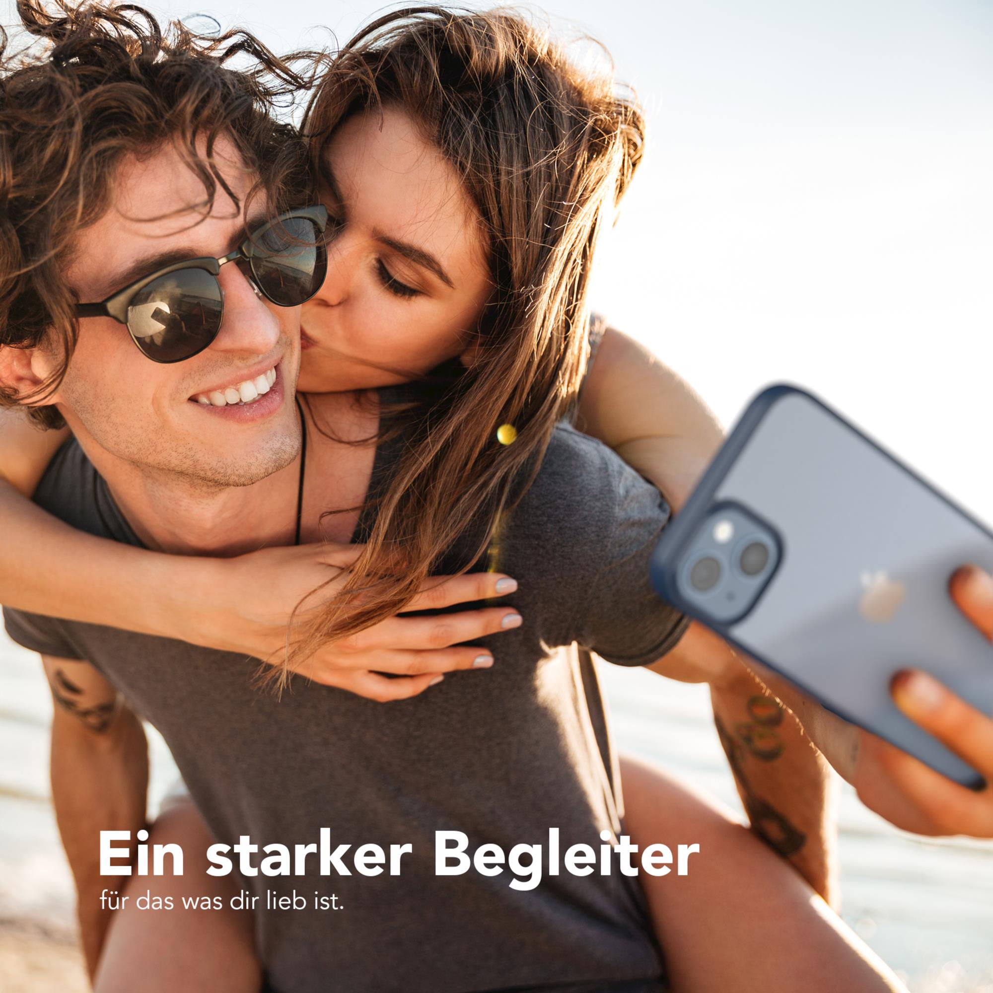 Ein Paar macht ein Selfie mit einem Telefon, Frau küsst Mann.