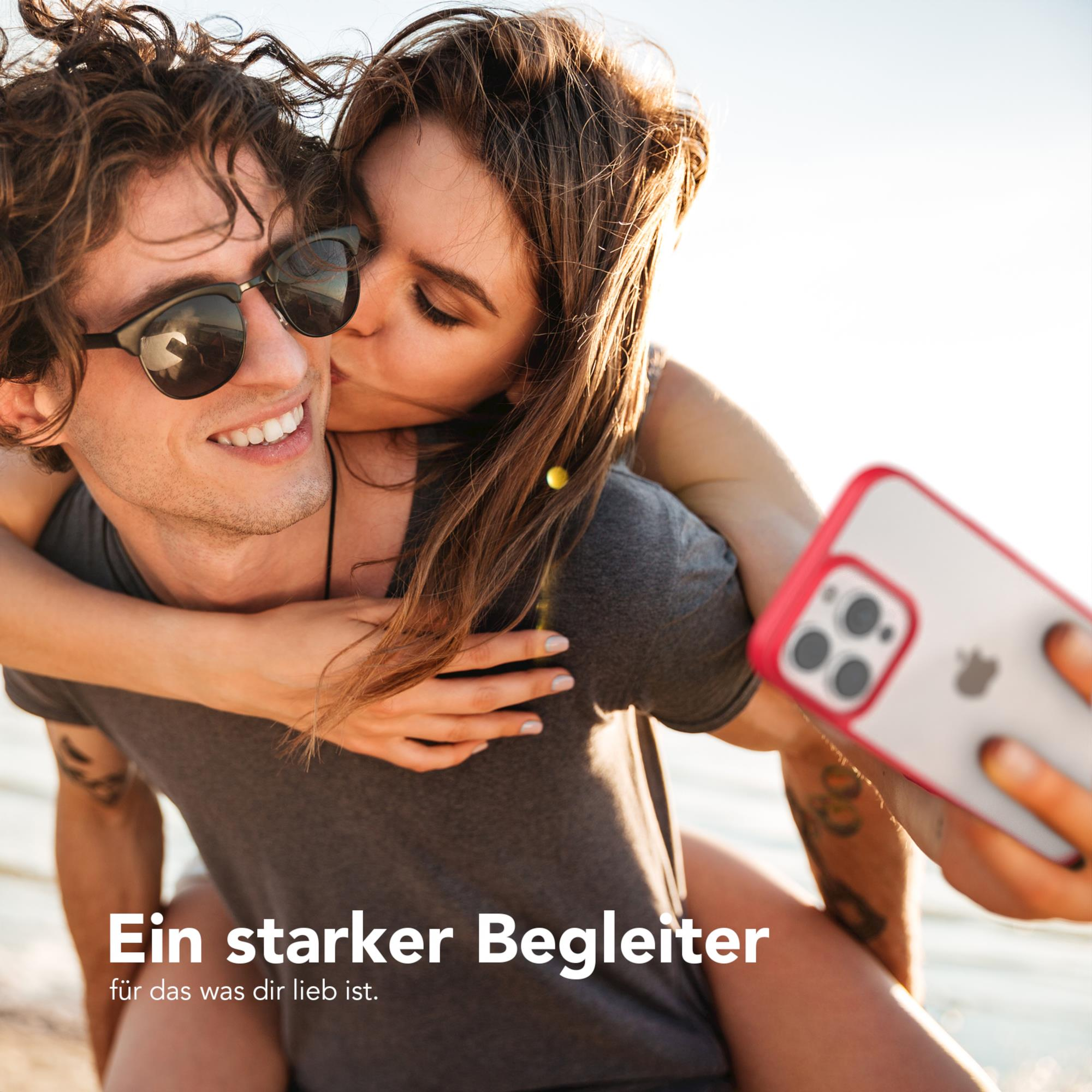 Ein Paar macht ein Selfie. Die Frau küsst den Mann auf die Wange. Textüberlagerung auf Deutsch.