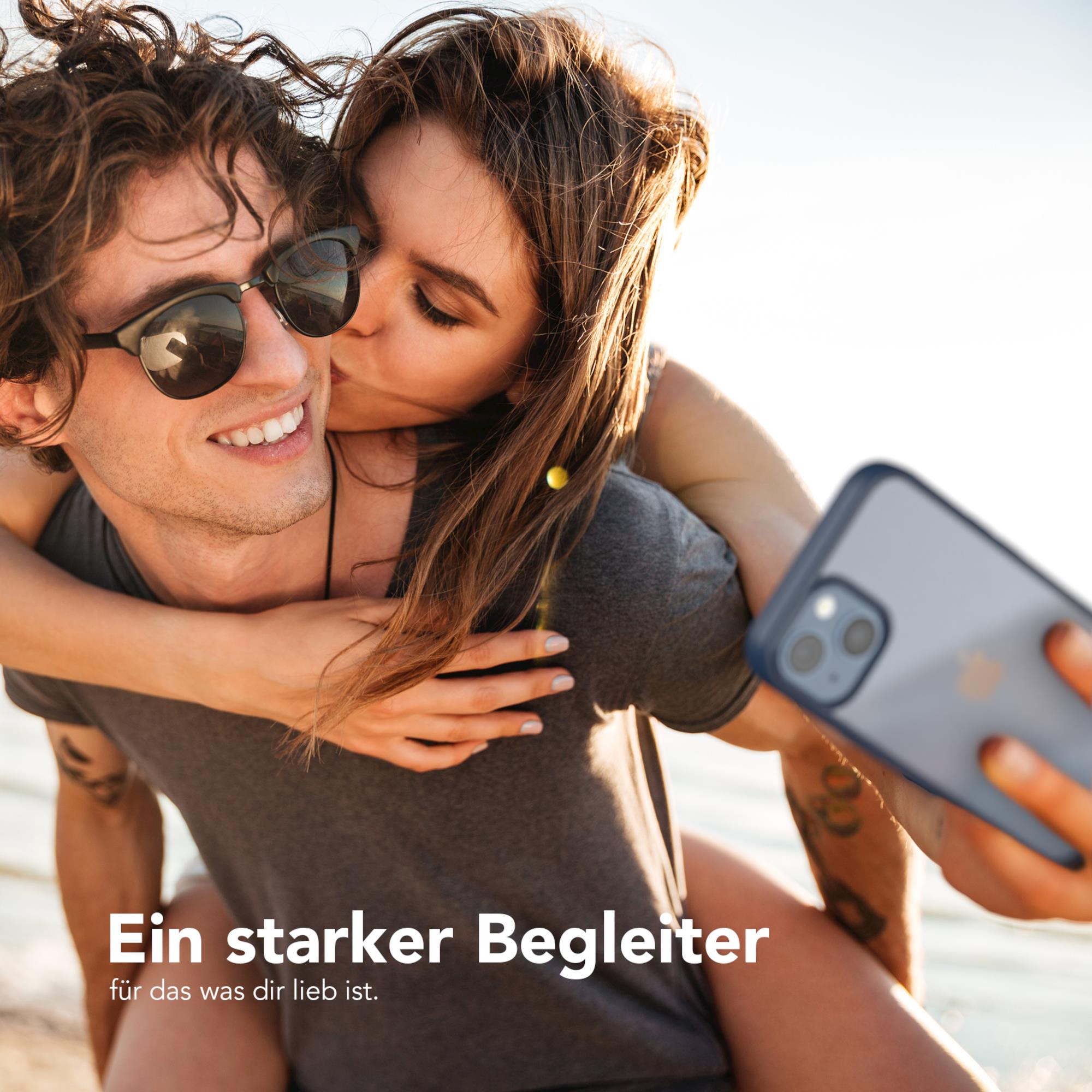 Ein Paar macht ein Selfie mit einem Telefon in einer durchsichtigen Hülle. Einer küsst.