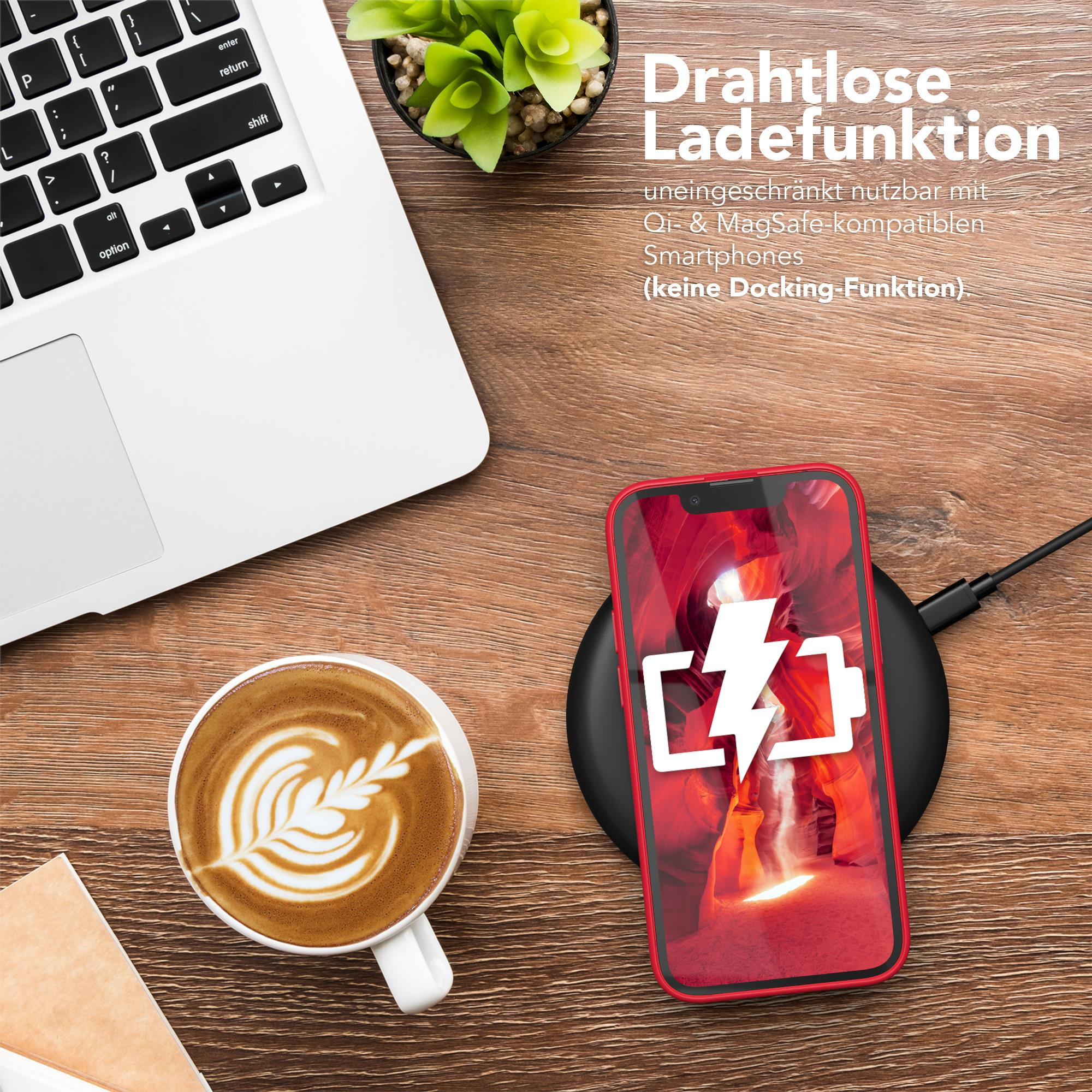 Telefon wird kabellos geladen. Laptop, Kaffeetasse und Pflanze im Hintergrund. Rote Handyhülle.