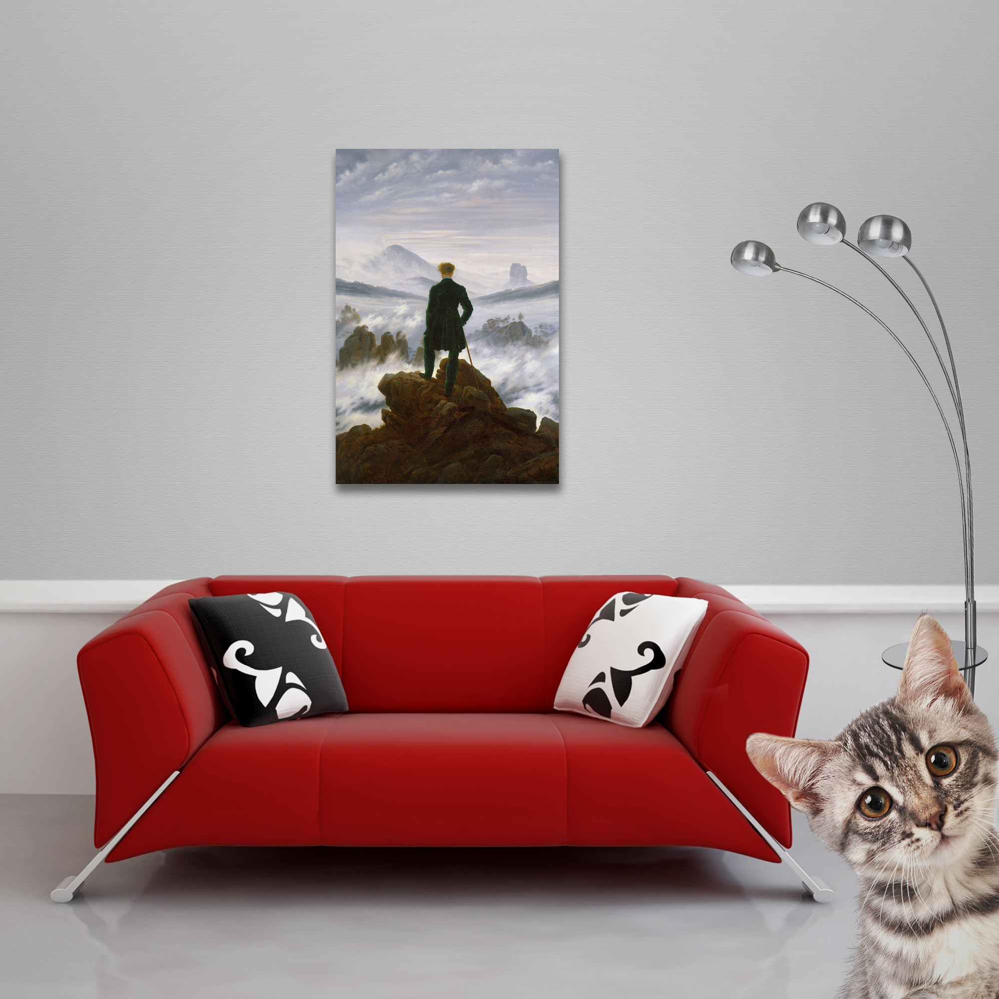 Ein Gemälde eines Mannes in einer Landschaft über einem roten Sofa und einer Katze.