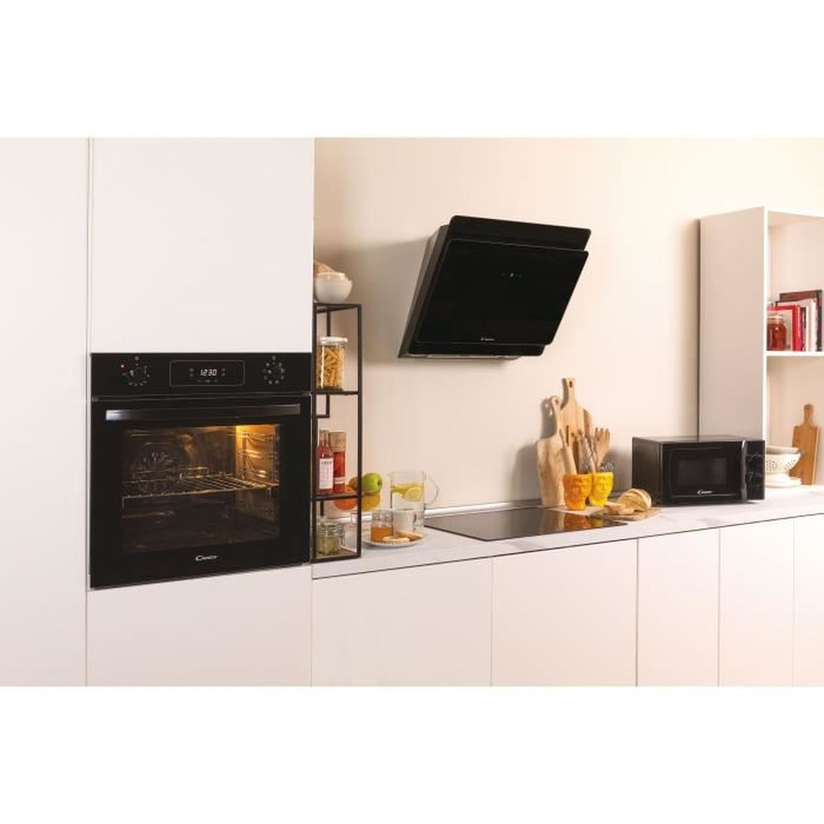 Nowoczesna kuchnia z piekarnikiem, kuchenką mikrofalową i okapem. Białe szafki.