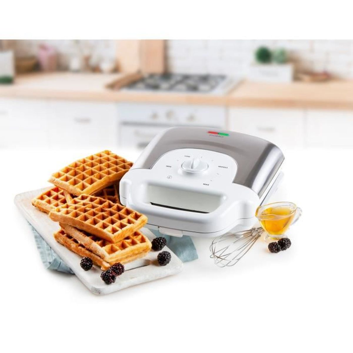 Waffeln auf einem Brett, Waffeleisen, Honig, Brombeeren. Küchenhintergrund.
