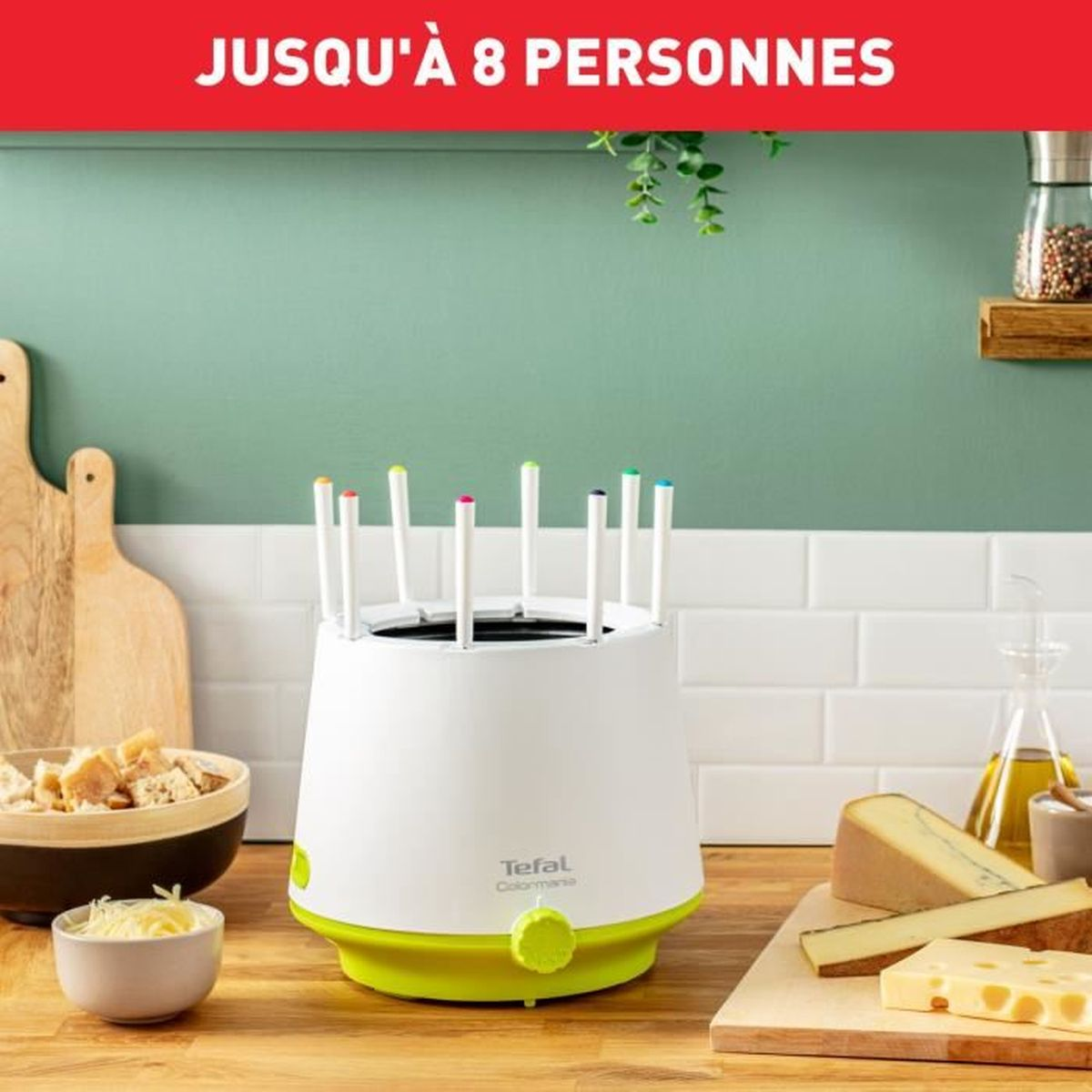 Ein weißer Fondue-Topf mit Spießen, umgeben von Käse, Brot und anderen Zutaten. Text: '8 Personen'.