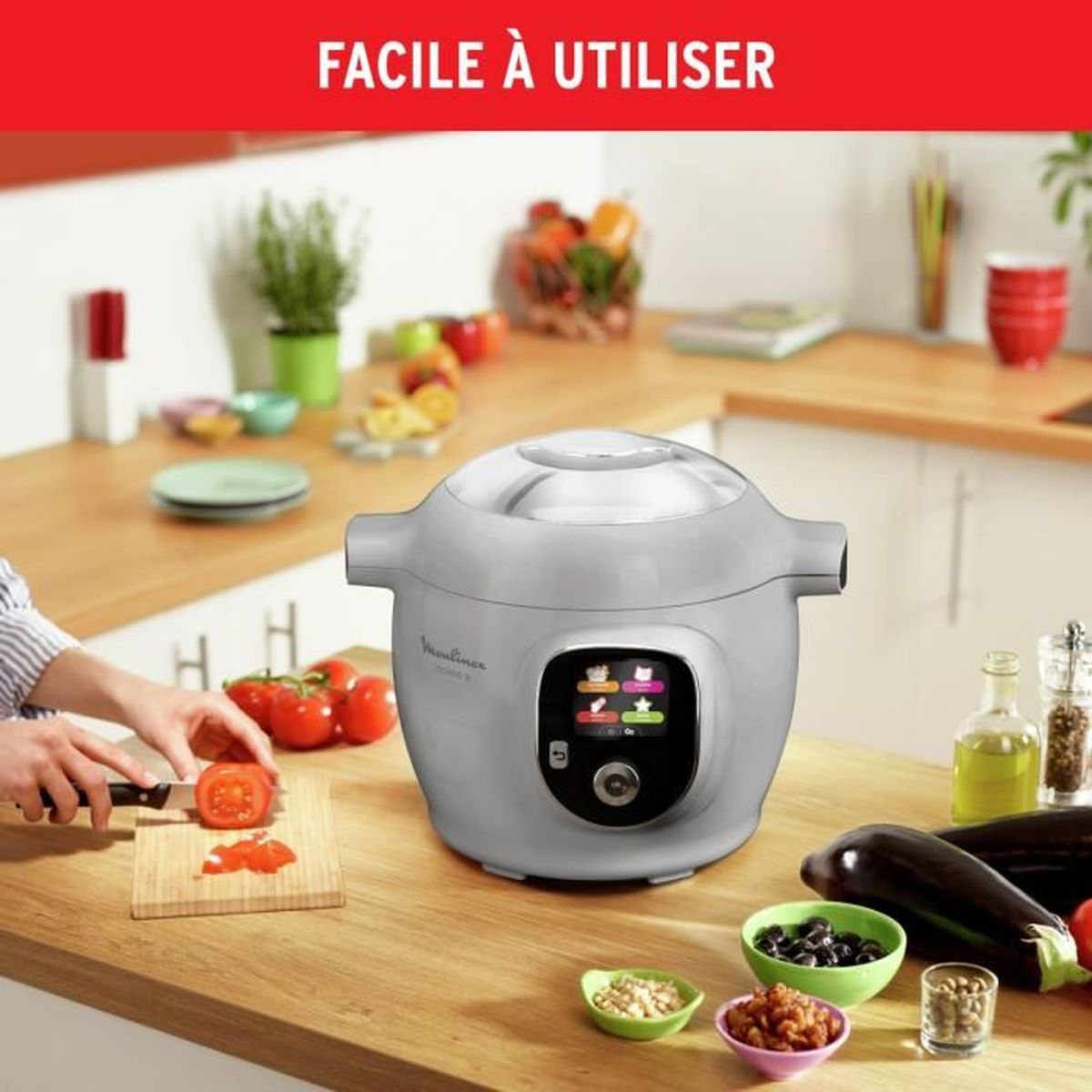 Donna taglia pomodoro vicino all'elettrodomestico Moulinex con cibo e testo.