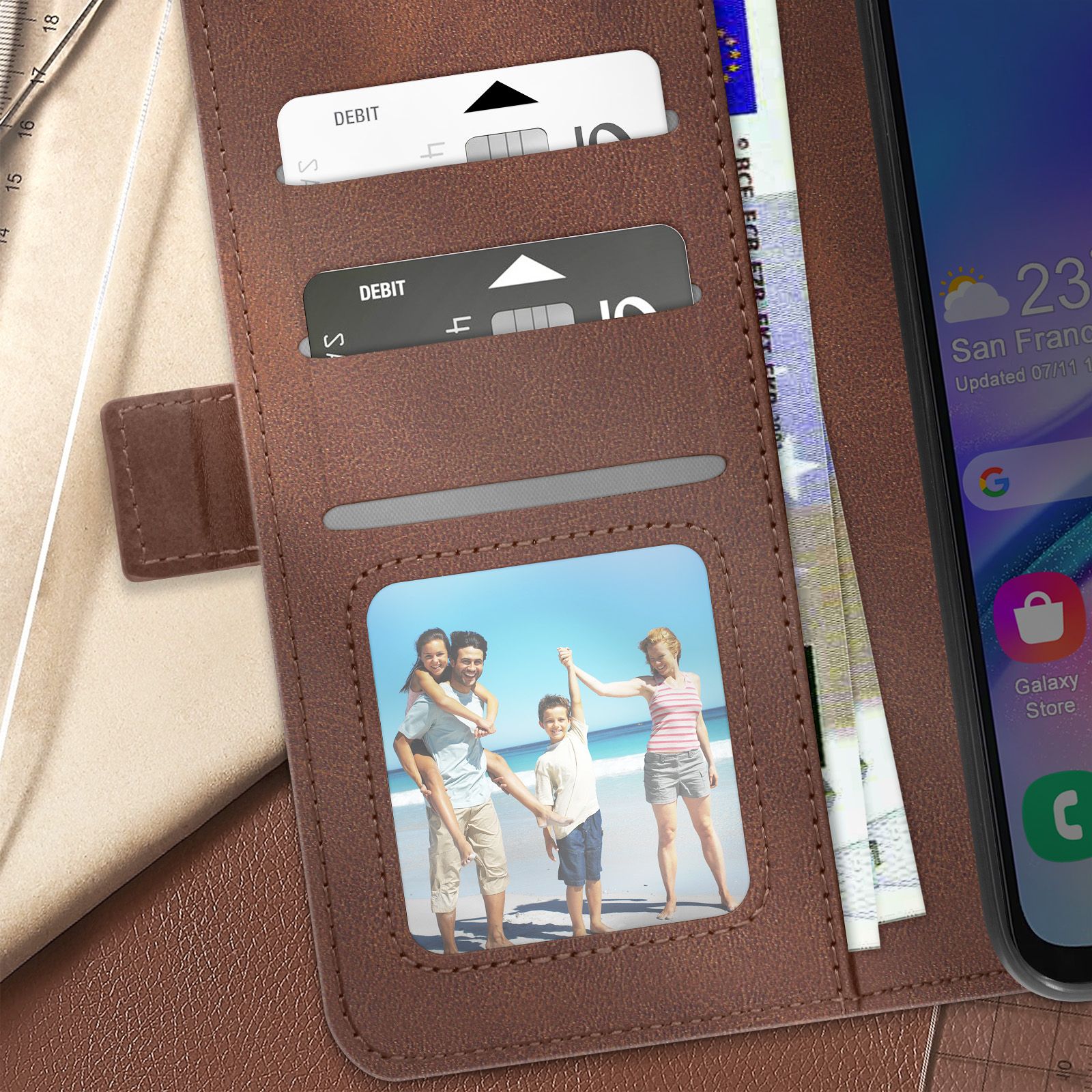 Custodia in pelle aperta, con carte, denaro e foto di famiglia visibili.