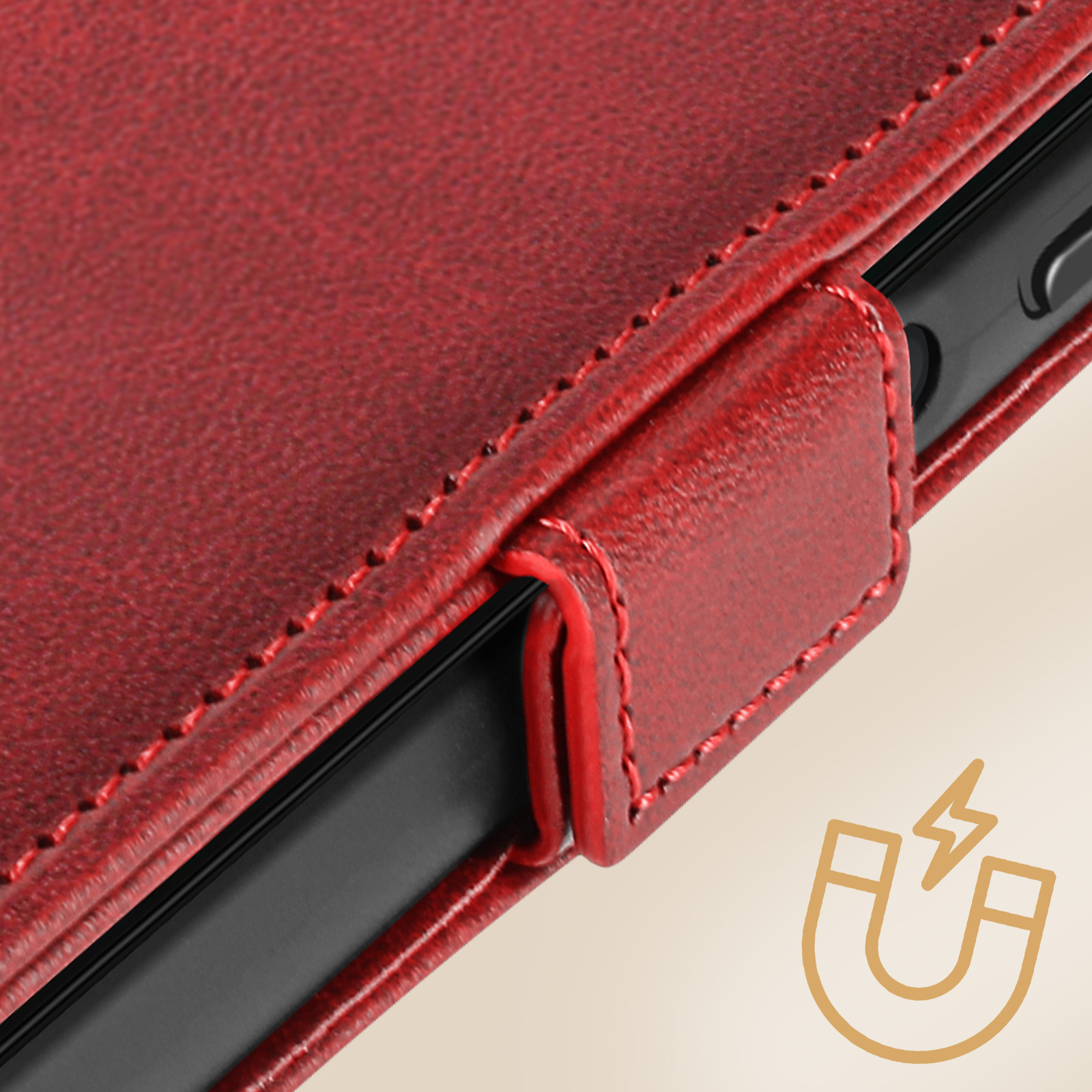 Eine rote Leder-Handyhülle. Ein Magnet-Symbol befindet sich in der unteren rechten Ecke.