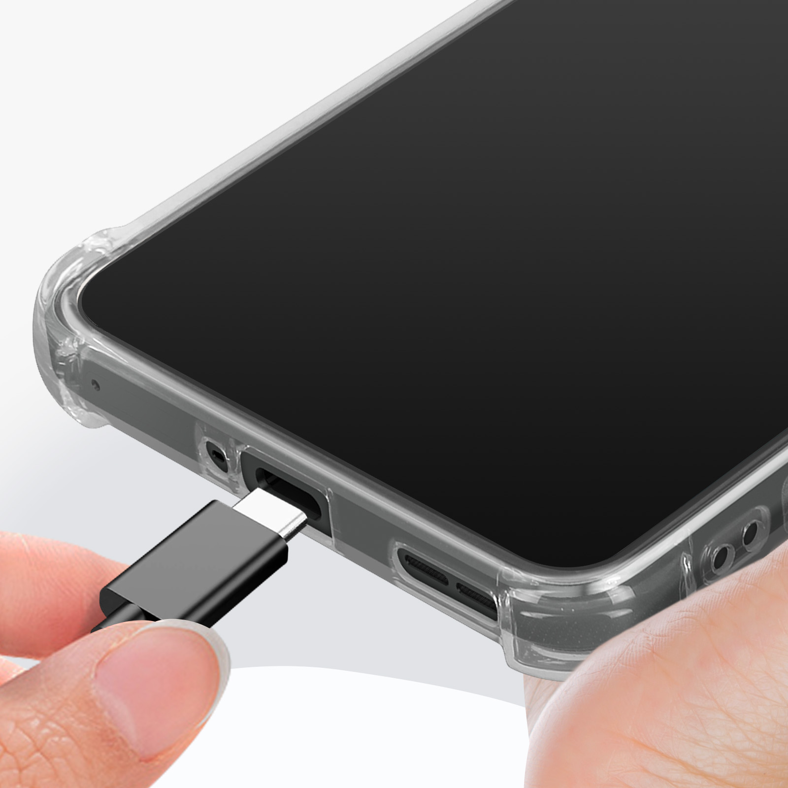 Una mano che collega un cavo USB-C a un telefono.