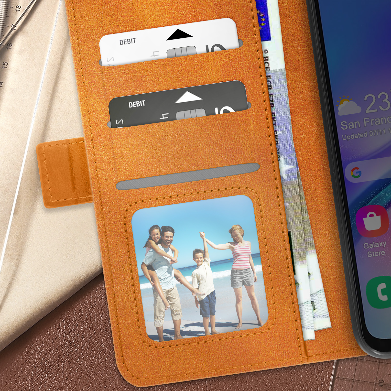 Custodia marrone per telefono aperta, con carte e foto di famiglia.