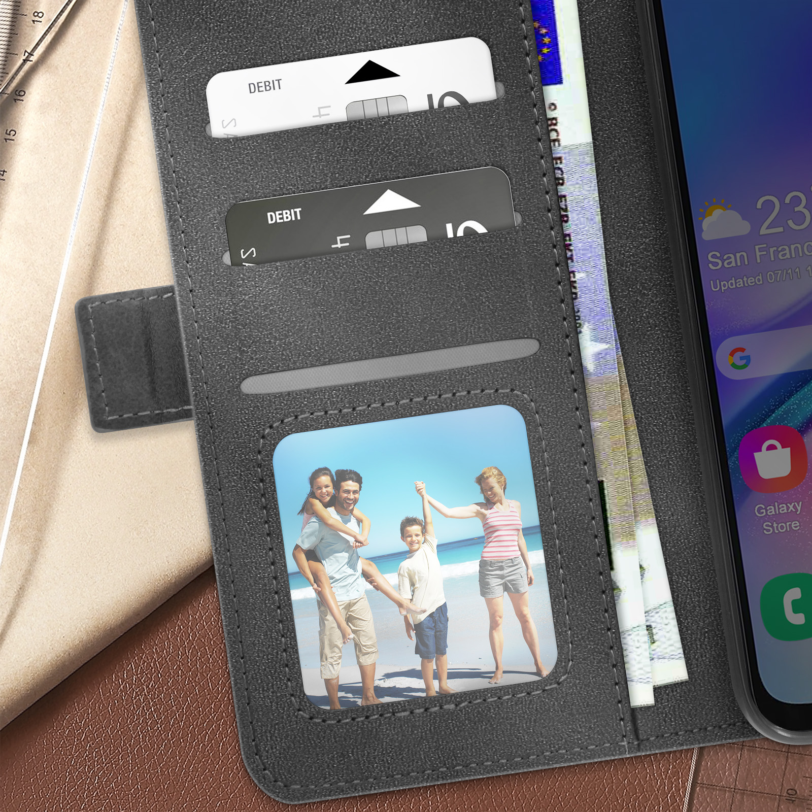Handyhülle mit Familienfoto. Hat Kartenfächer und einen Geldschein. Telefon rechts sichtbar.