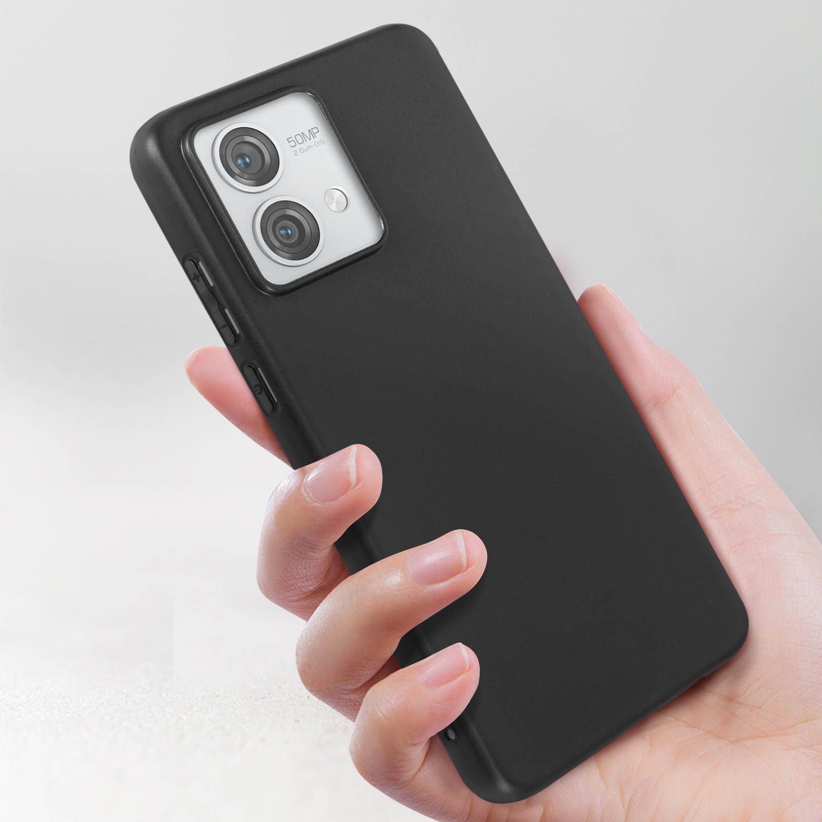 Mano che tiene una custodia nera per telefono. La custodia è su un telefono con due fotocamere ed etichetta 50MP.