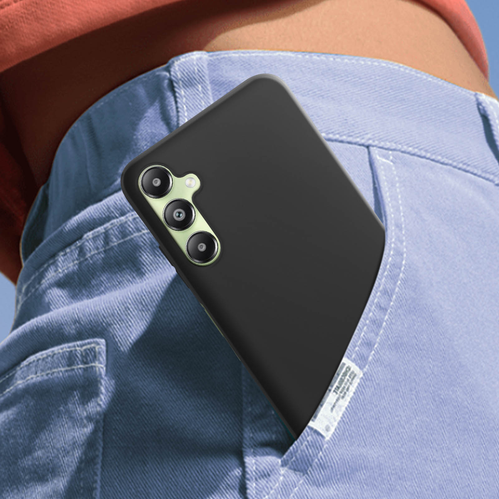 Ein schwarzes Telefon in einer blauen Jeans-Tasche, zeigt seine Rückseite mit Kameralinsen.