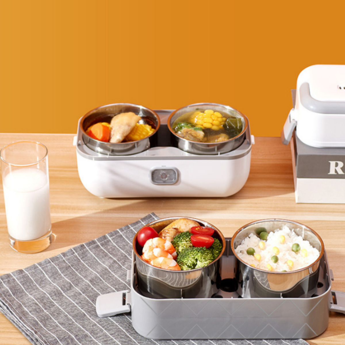 Zwei Lunchboxen nebeneinander. Eine hat zwei Fächer, die andere hat drei Fächer.