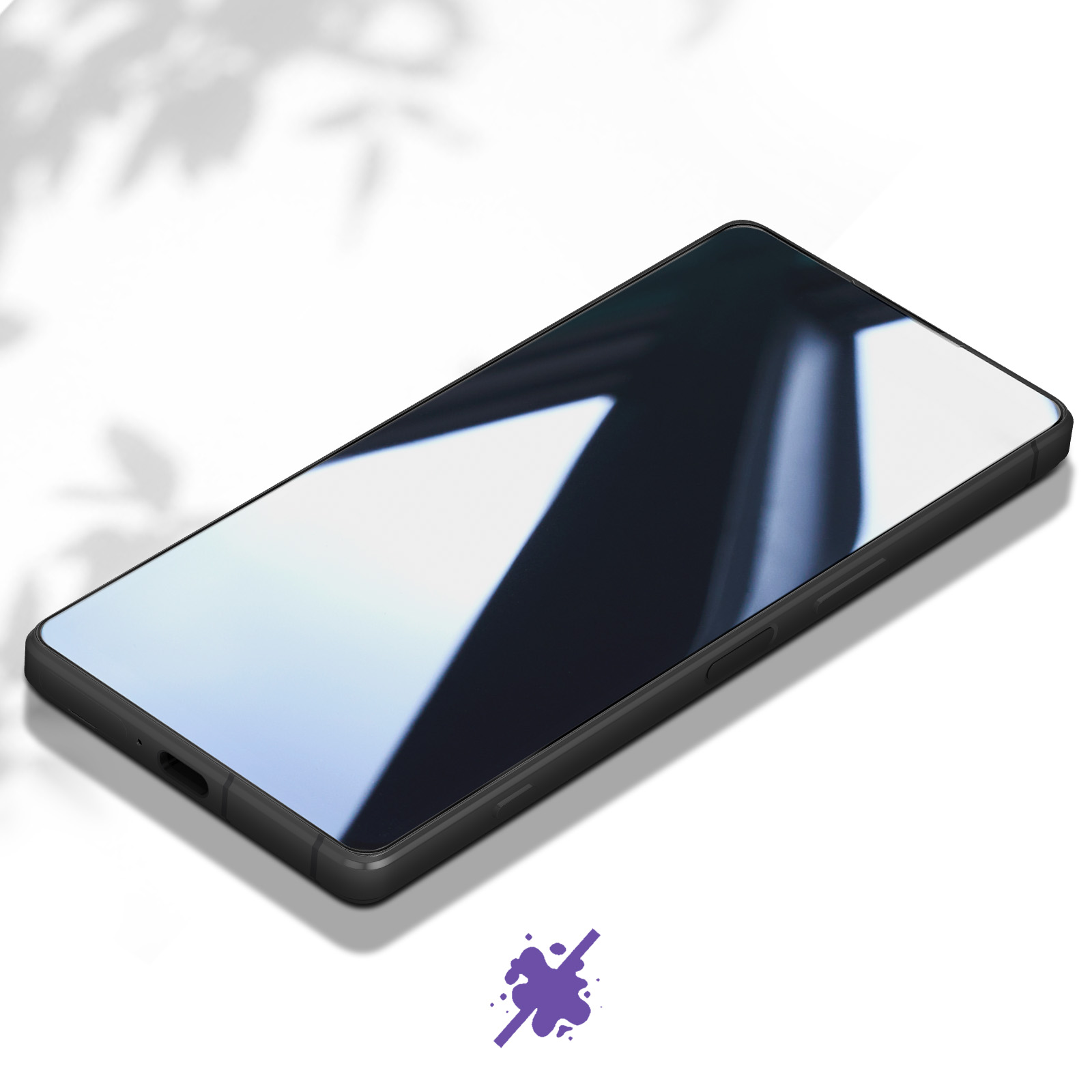 Smartphone nero con schermo lucido, su superficie bianca. Ombra di foglie sullo sfondo.