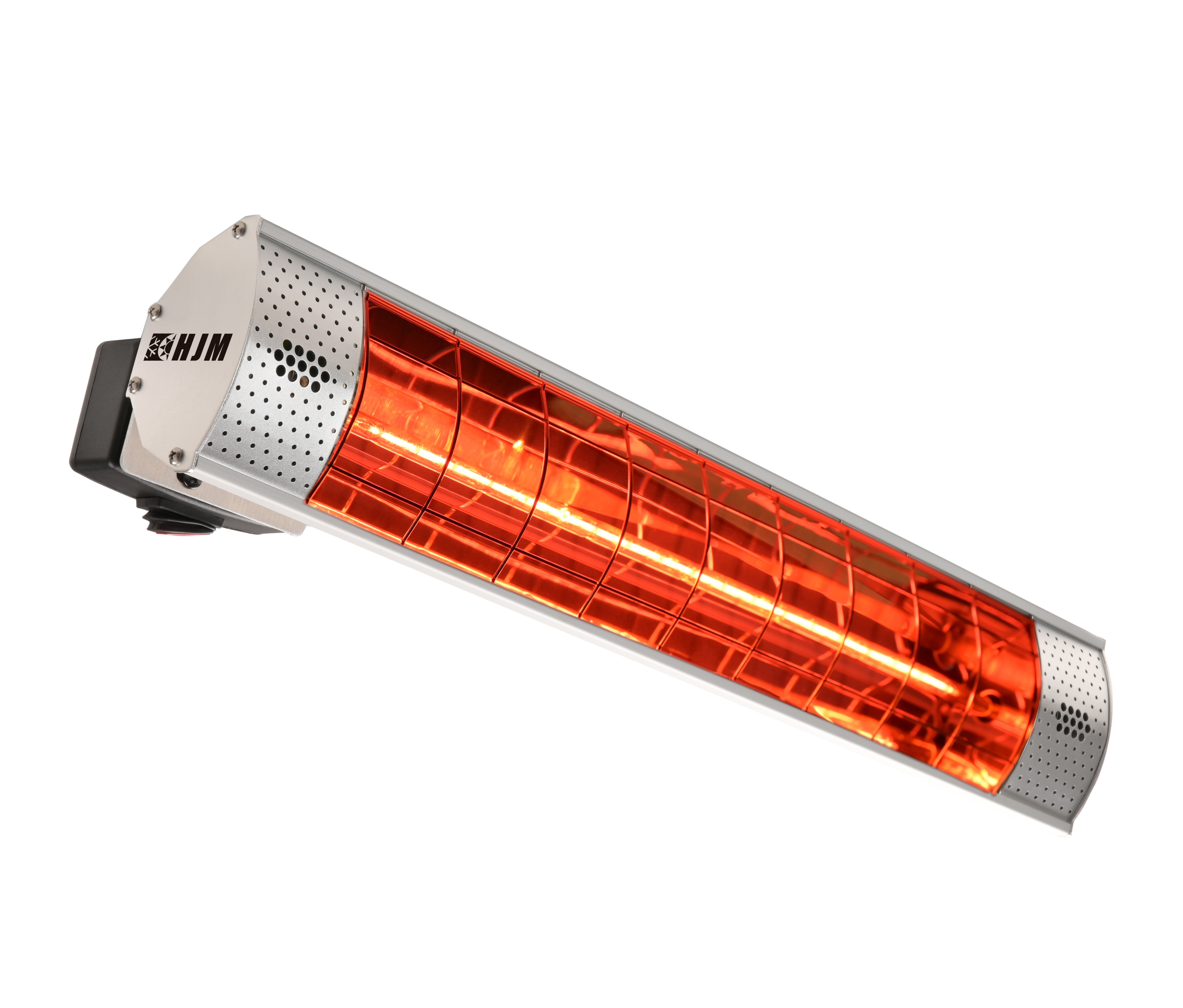 Un calentador eléctrico con superficie plateada perforada y luz naranja en el interior, en ángulo sobre fondo blanco.
