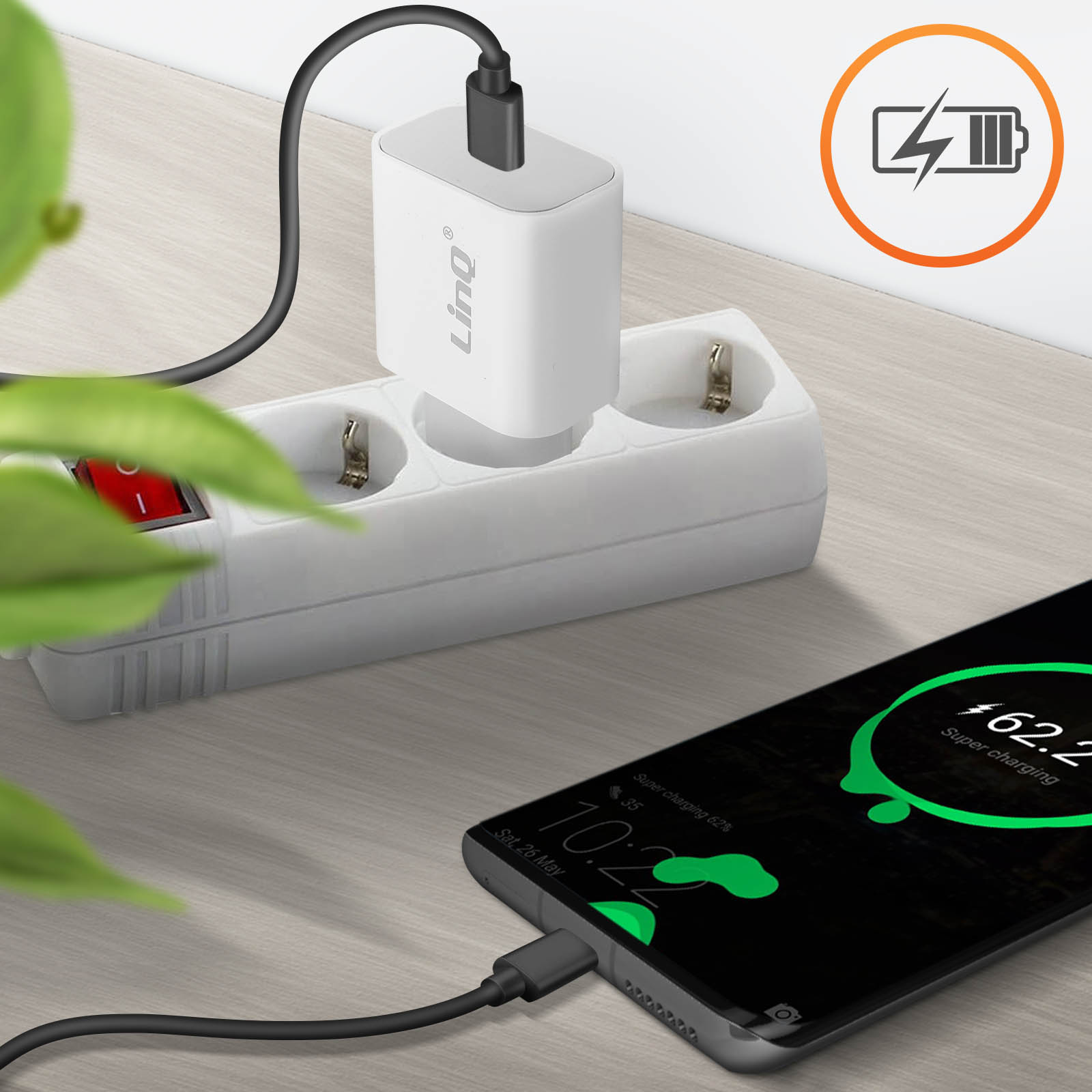 Un telefono in carica, collegato a una ciabatta con un caricabatterie e un'icona della batteria verde.