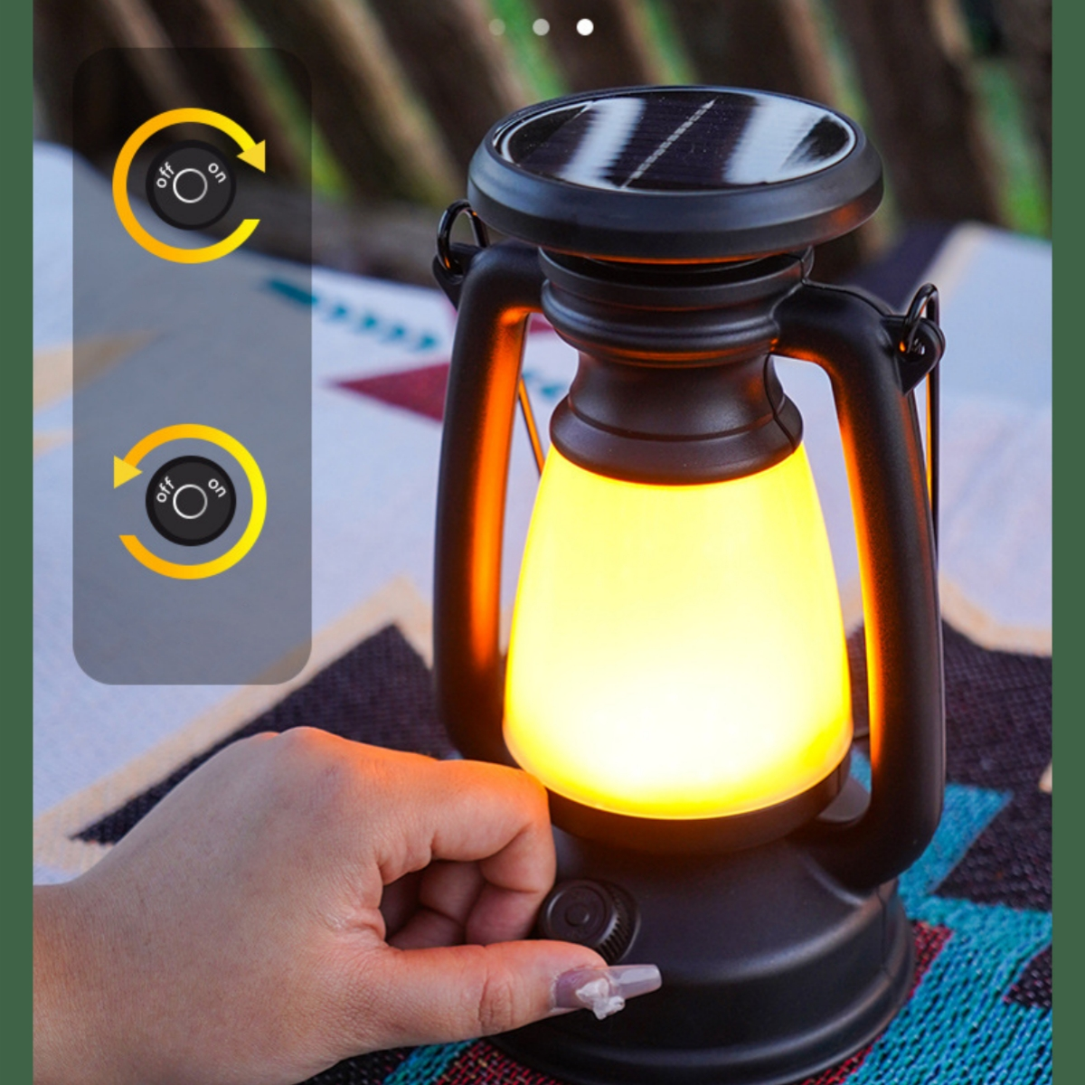 Eine schwarze Laterne mit Solarpanel und Hand, die einen Ein/Aus-Schalter betätigt. Gelbes Licht innen.