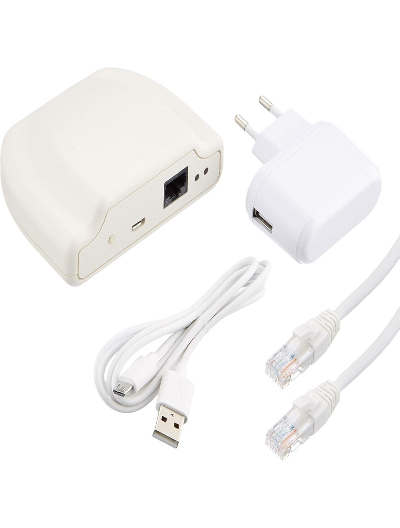 Dispositivo de red blanco, adaptador de corriente, cable USB y dos cables de red sobre fondo blanco.