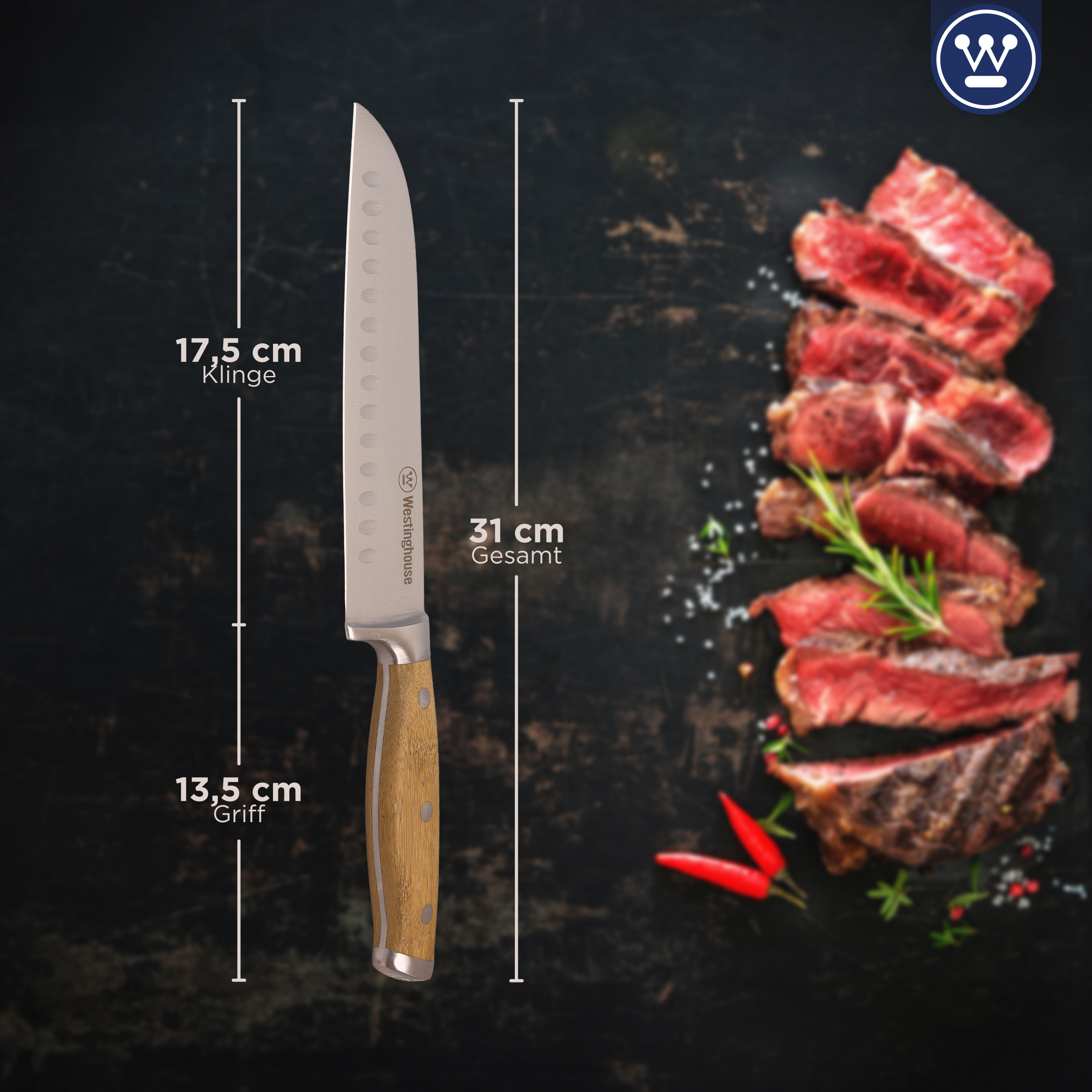 Ein Küchenmesser mit Holzgriff. Abmessungen: Klinge 17,5 cm, Griff 13,5 cm, Gesamt 31 cm. Fleisch daneben.