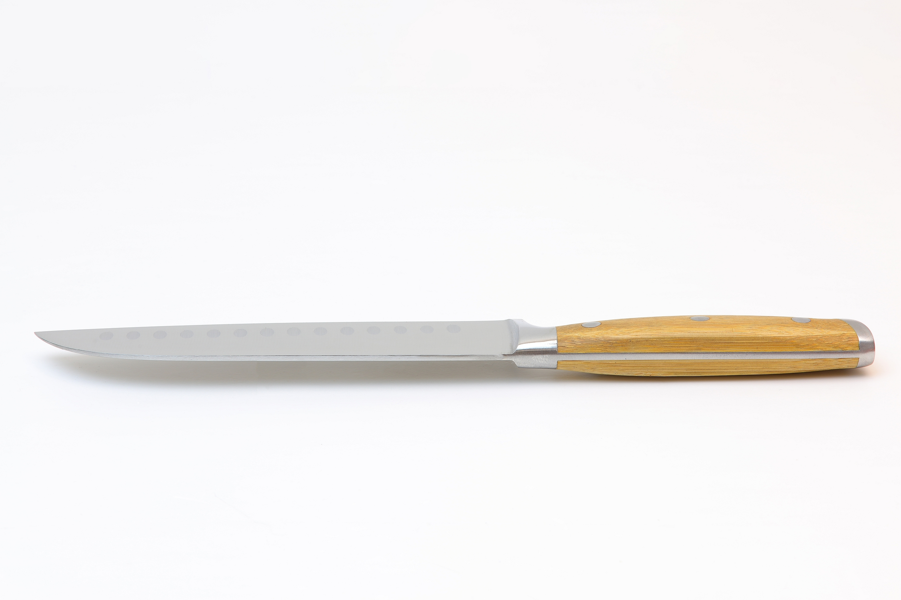 Ein Küchenmesser mit Holzgriff und silberner Klinge, horizontal auf einer weißen Oberfläche liegend.