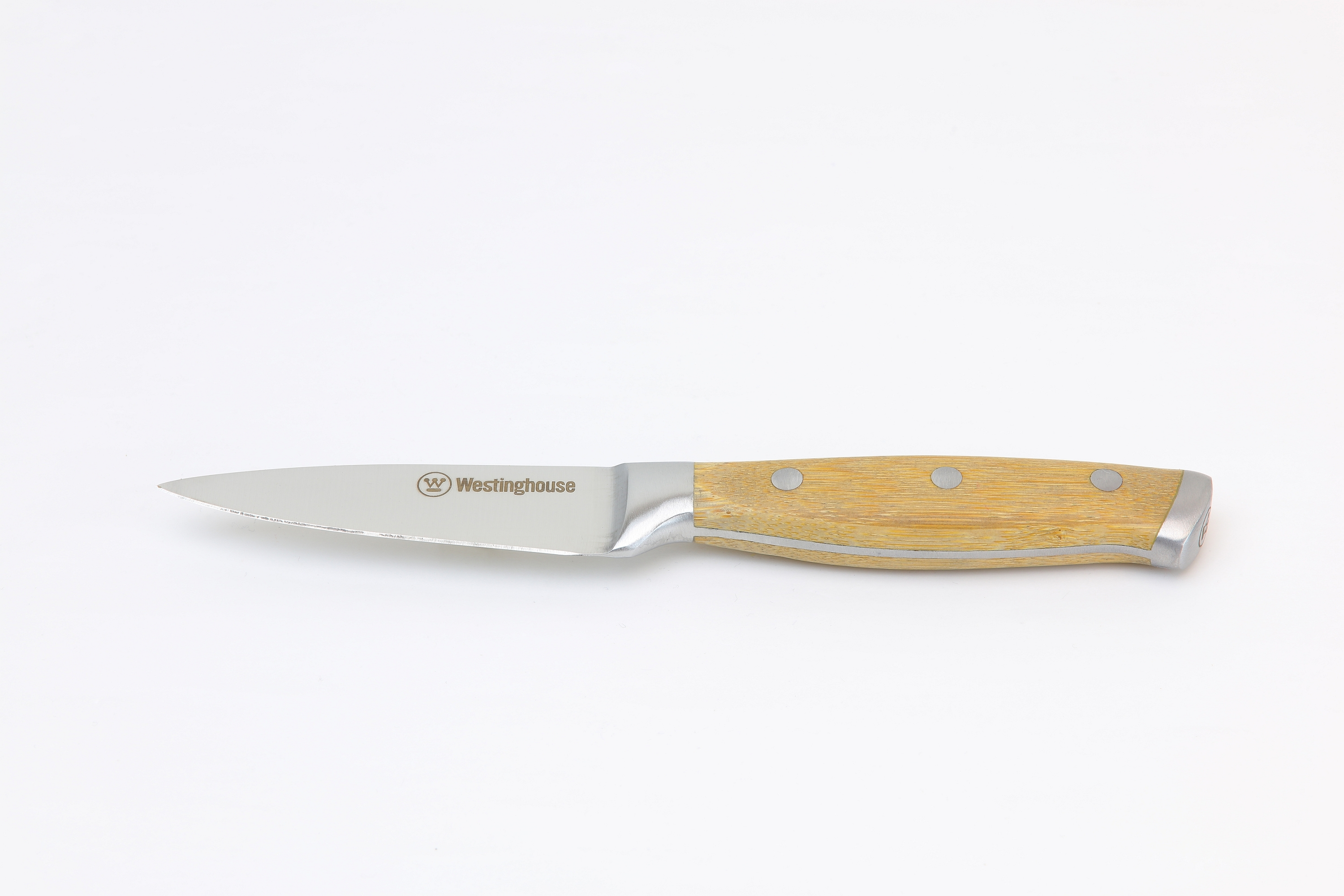 Ein Küchenmesser mit Holzgriff und silberner Klinge auf weißem Untergrund.