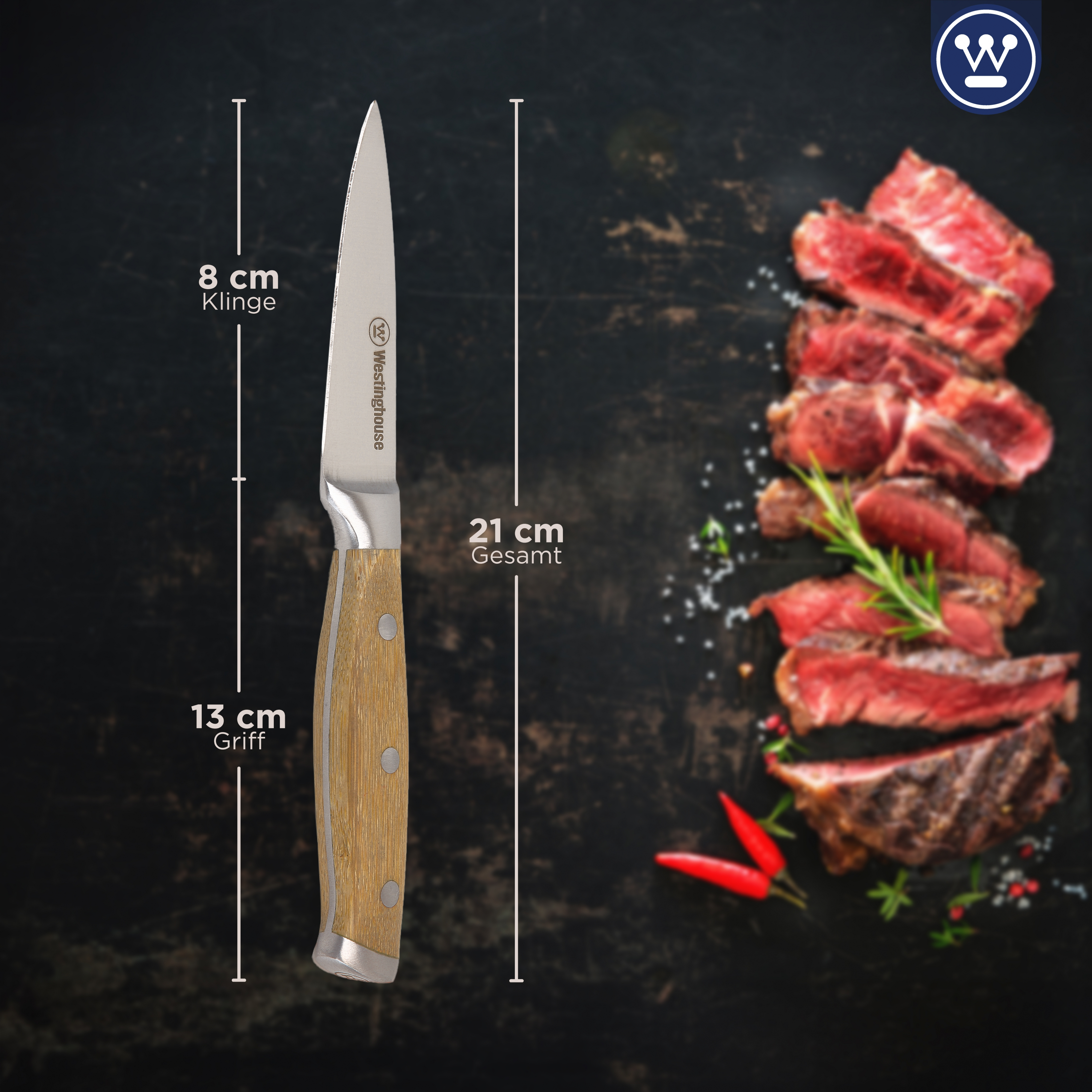 Ein Küchenmesser mit Holzgriff, neben aufgeschnittenem Steak und roten Chilischoten auf schwarzem Untergrund.