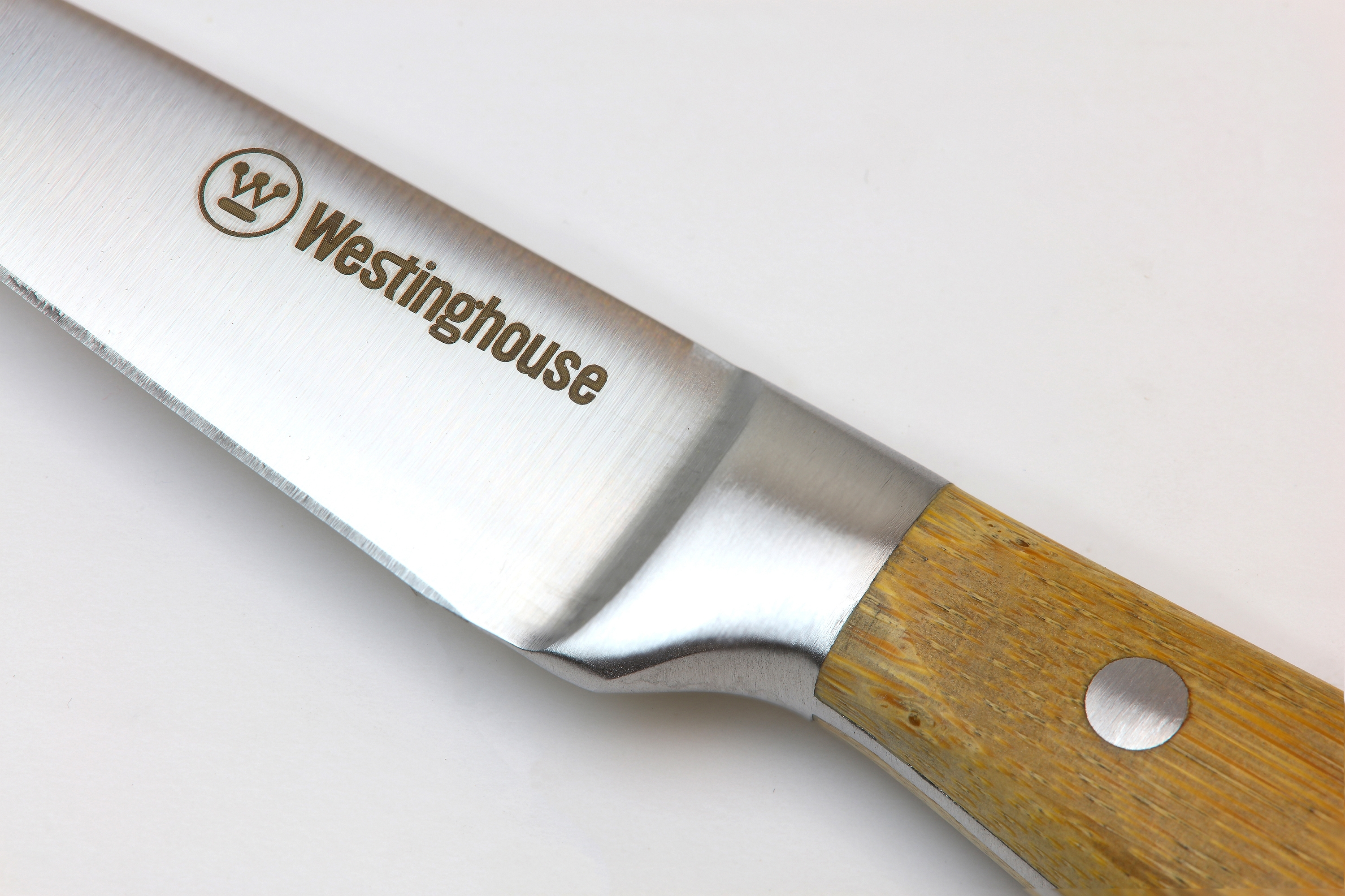 Nahaufnahme eines Edelstahlmessers mit Holzgriff, Westinghouse-Logo sichtbar.