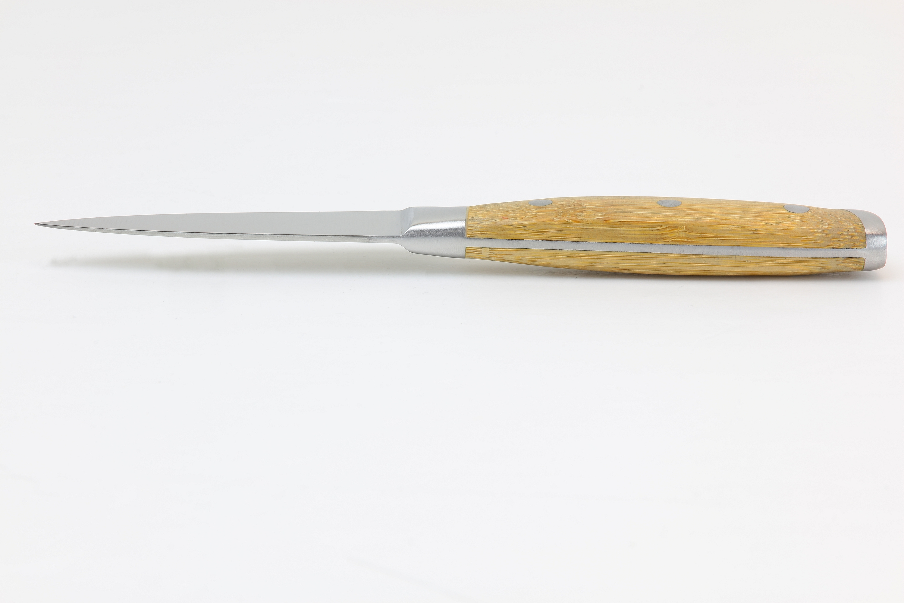 Ein Messer mit Holzgriff auf weißem Hintergrund. Die Klinge ist silberfarben.