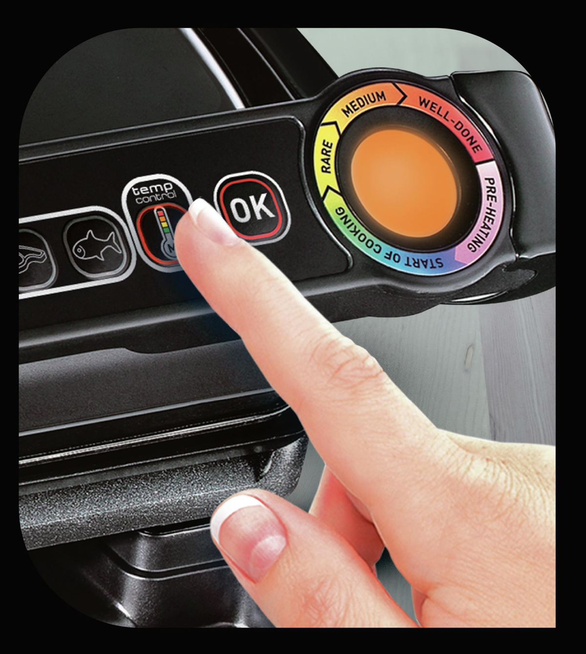 Un dito preme il pulsante di controllo della temperatura su un OptiGrill nero, vicino agli indicatori di cottura.