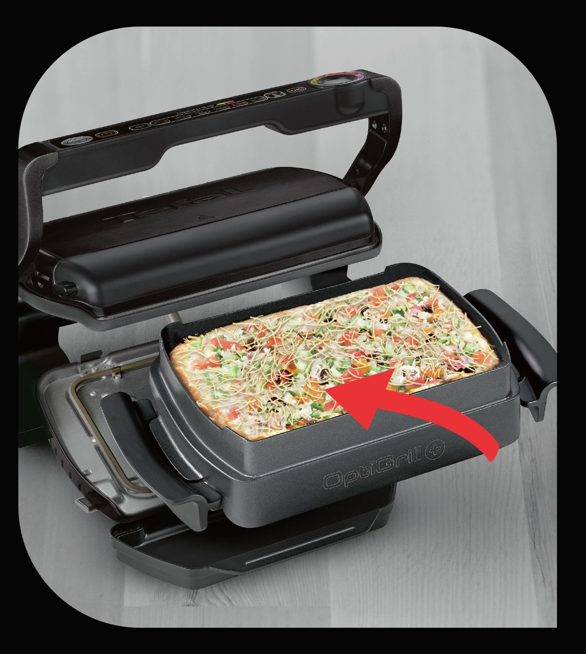 Griglia con pizza all'interno. Freccia rossa che indica la pizza.