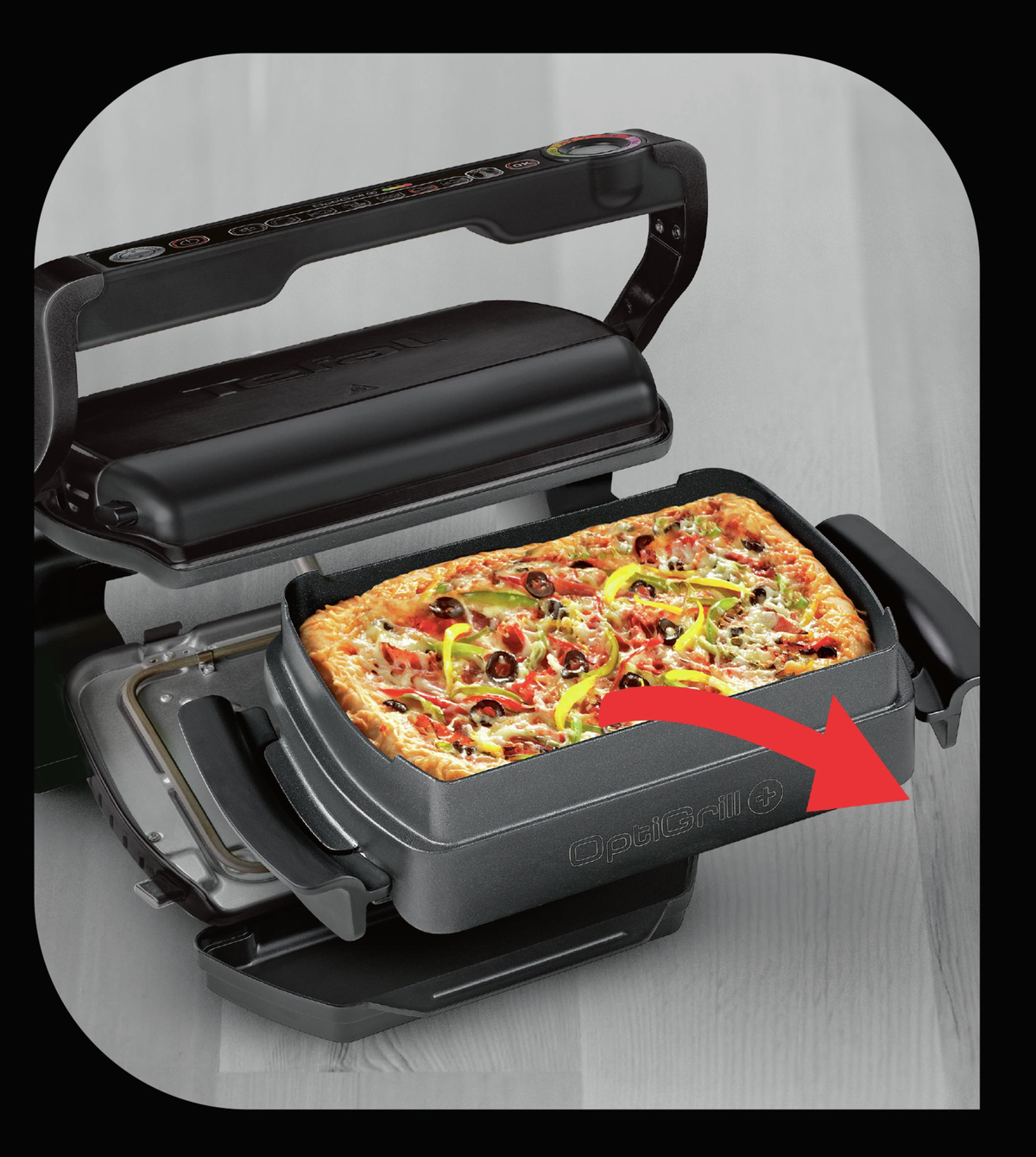Griglia con pizza all'interno. Freccia rossa che indica la pizza.