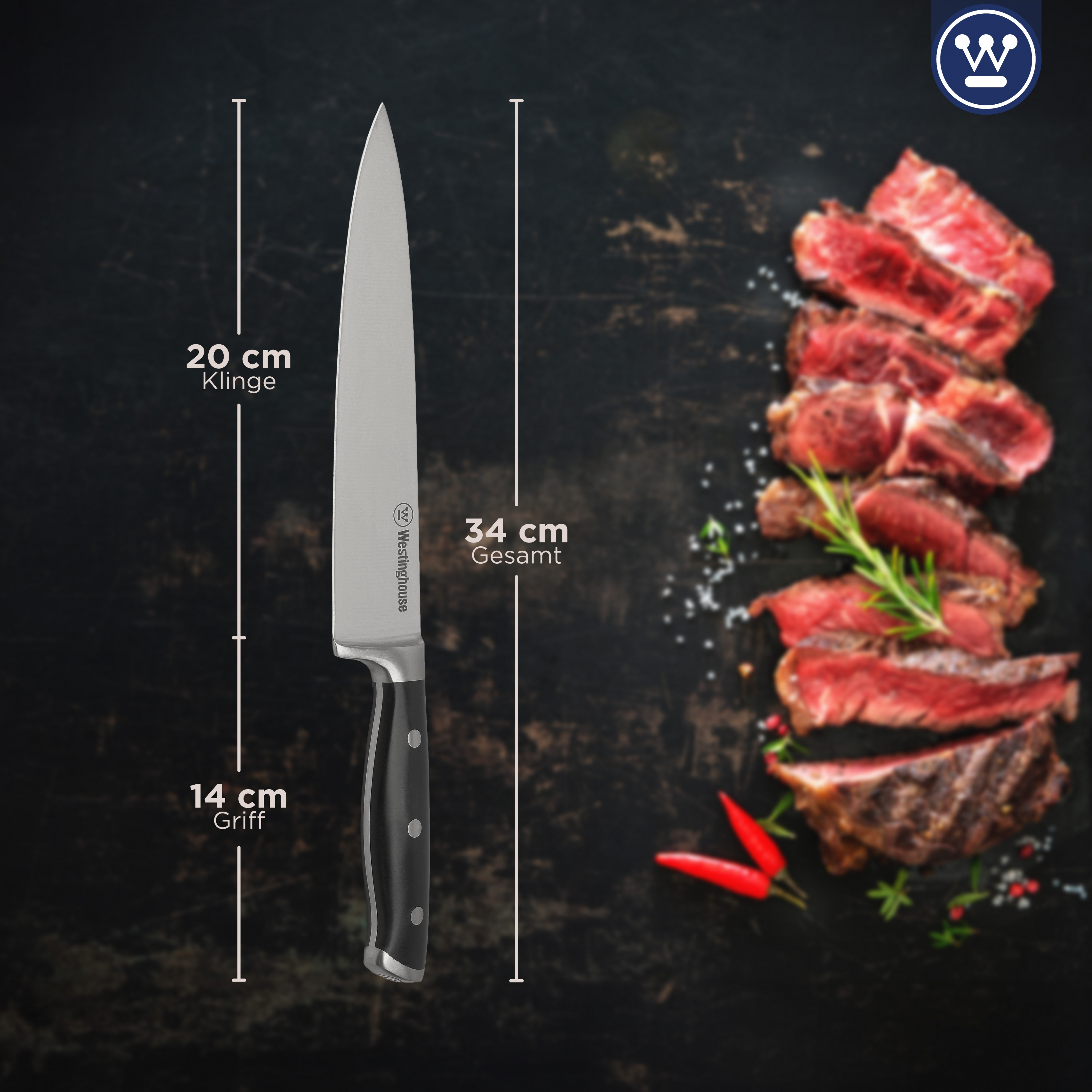 Ein silbernes Messer mit schwarzem Griff neben geschnittenem Fleisch und roten Paprika.