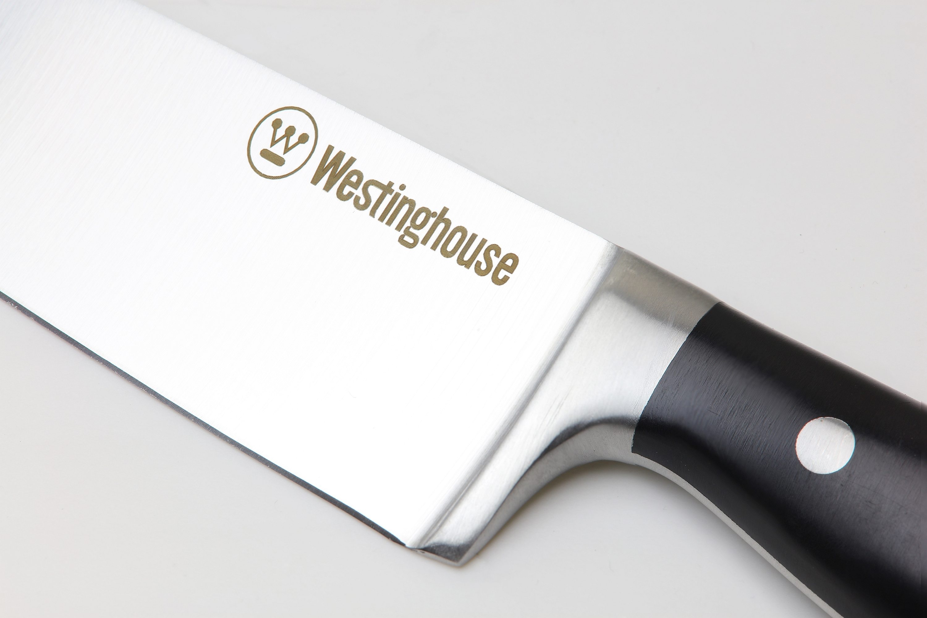 Nahaufnahme eines Westinghouse-Messers, silberne Klinge und schwarzer Griff. Logo sichtbar.