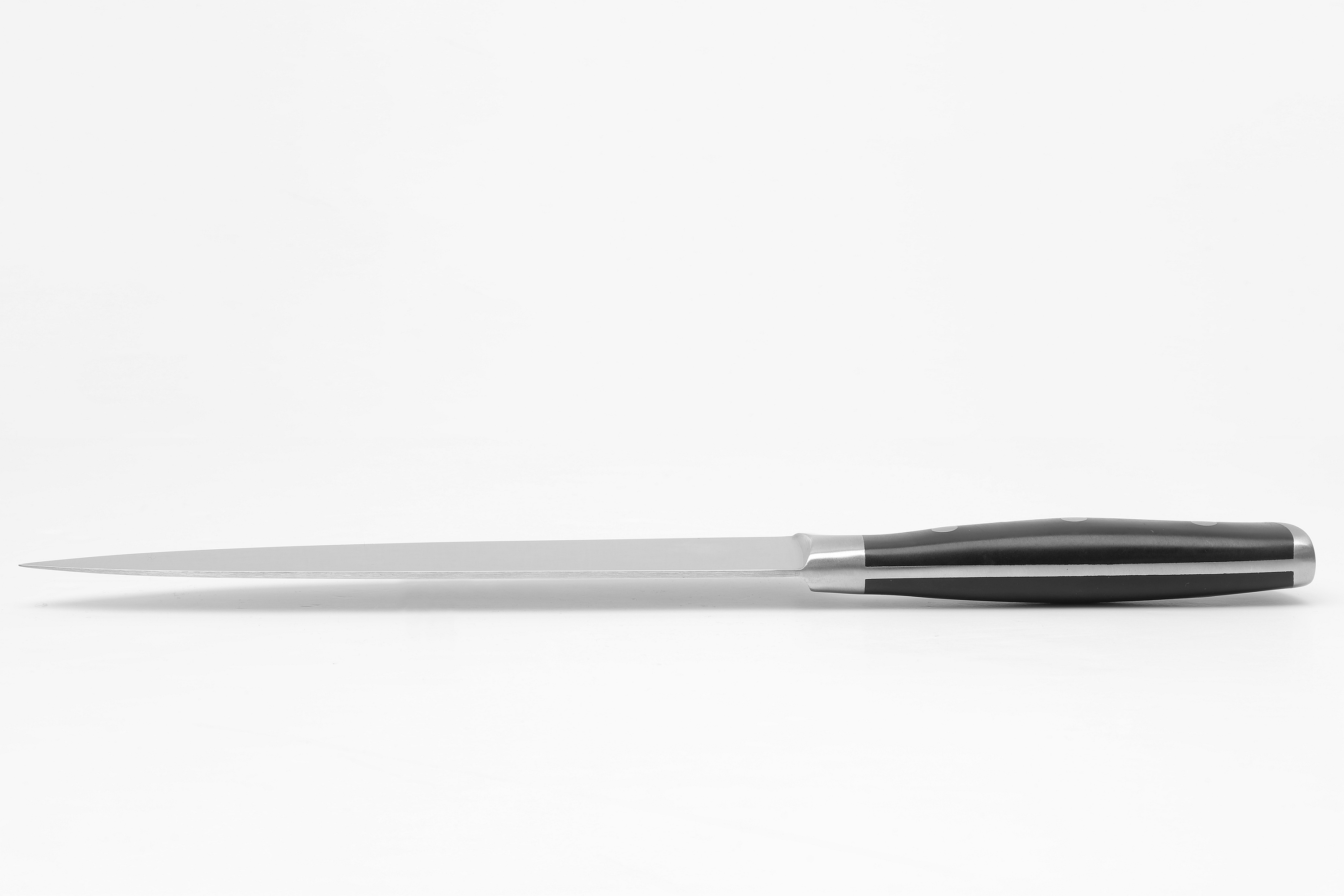 Ein langes, dünnes Kochmesser mit schwarzem Griff, das horizontal auf einer weißen Oberfläche liegt.