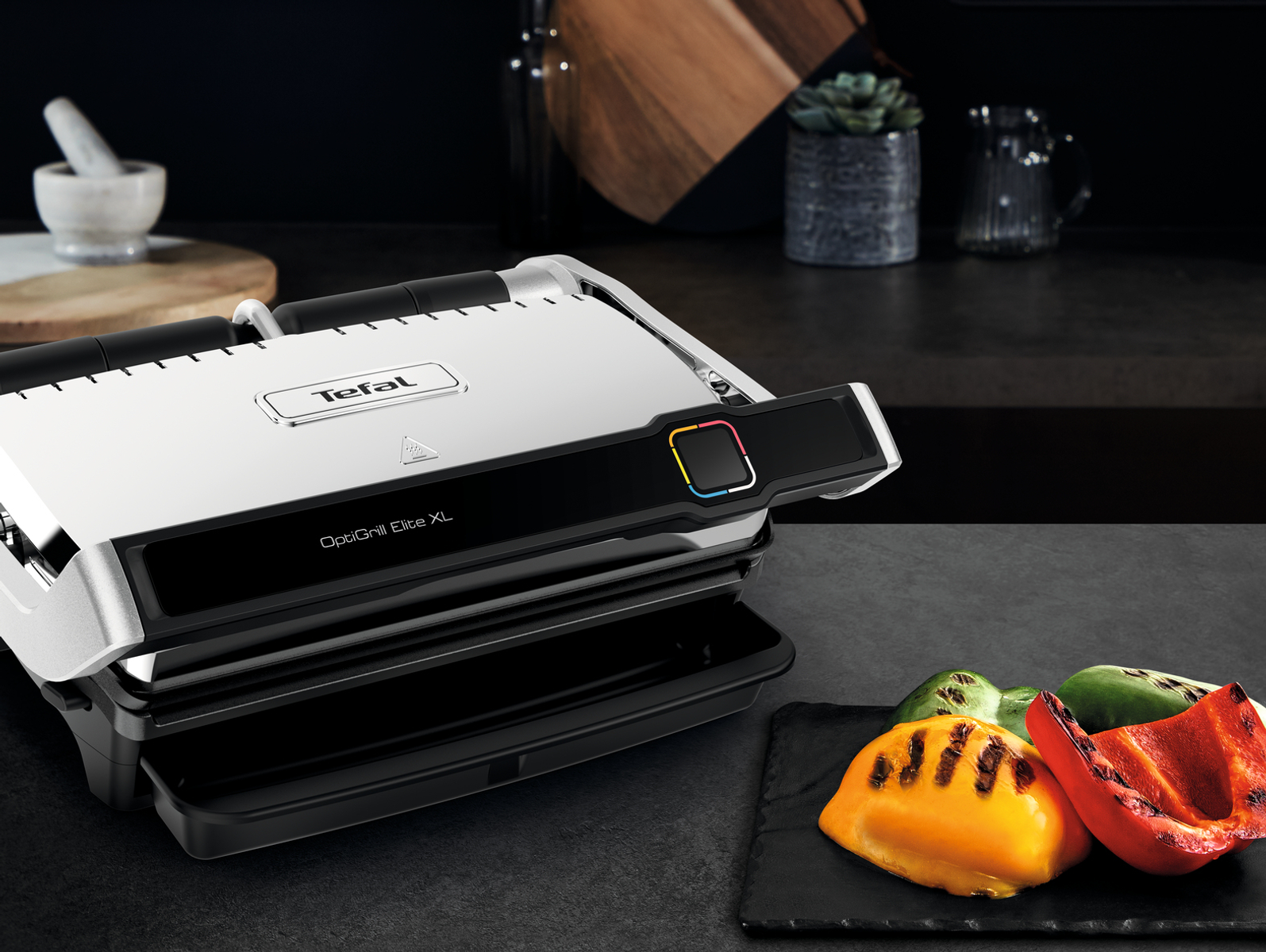 Tefal OptiGrill Elite XL auf Arbeitsplatte mit Lebensmitteln.