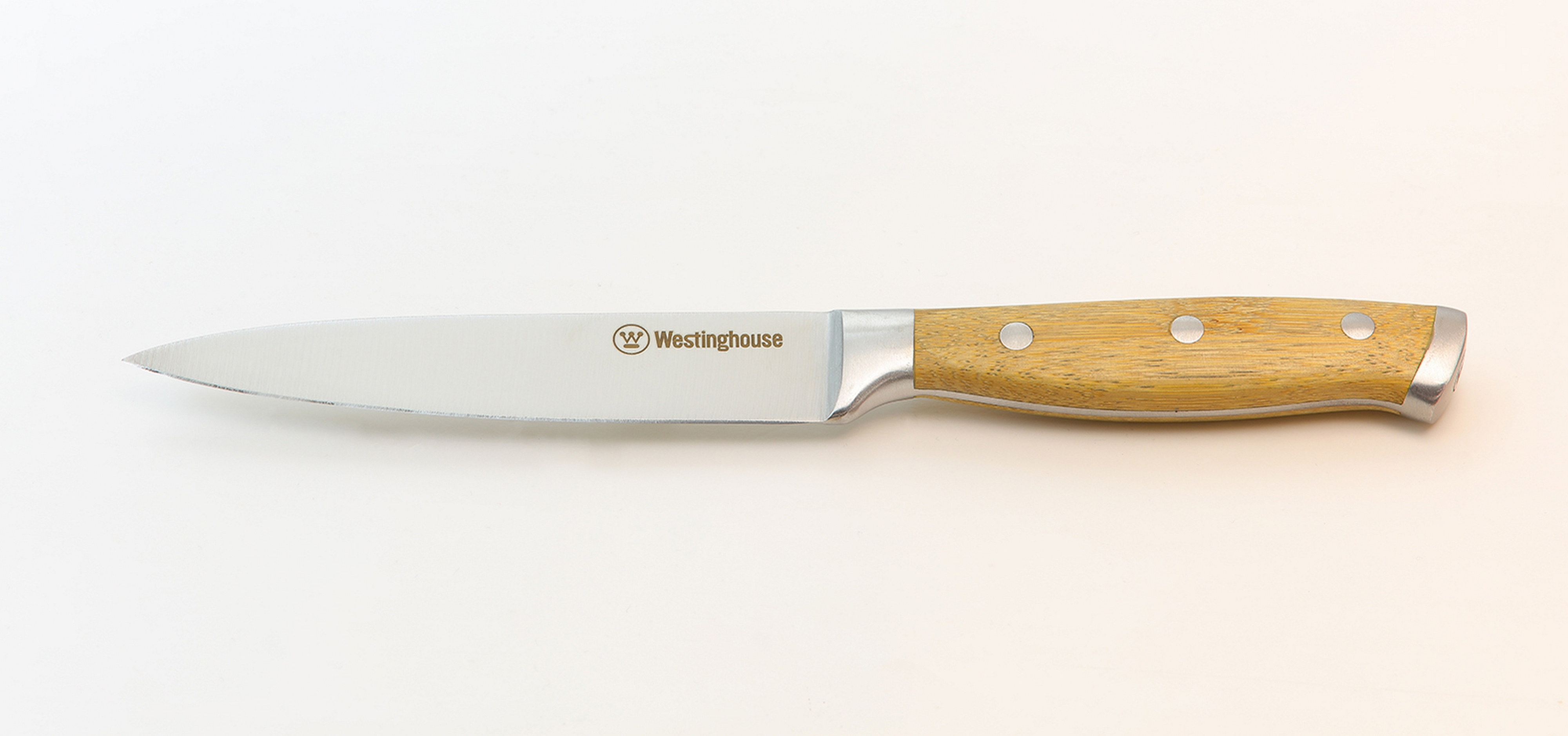 Ein Edelstahlmesser mit Holzgriff auf weißer Oberfläche.