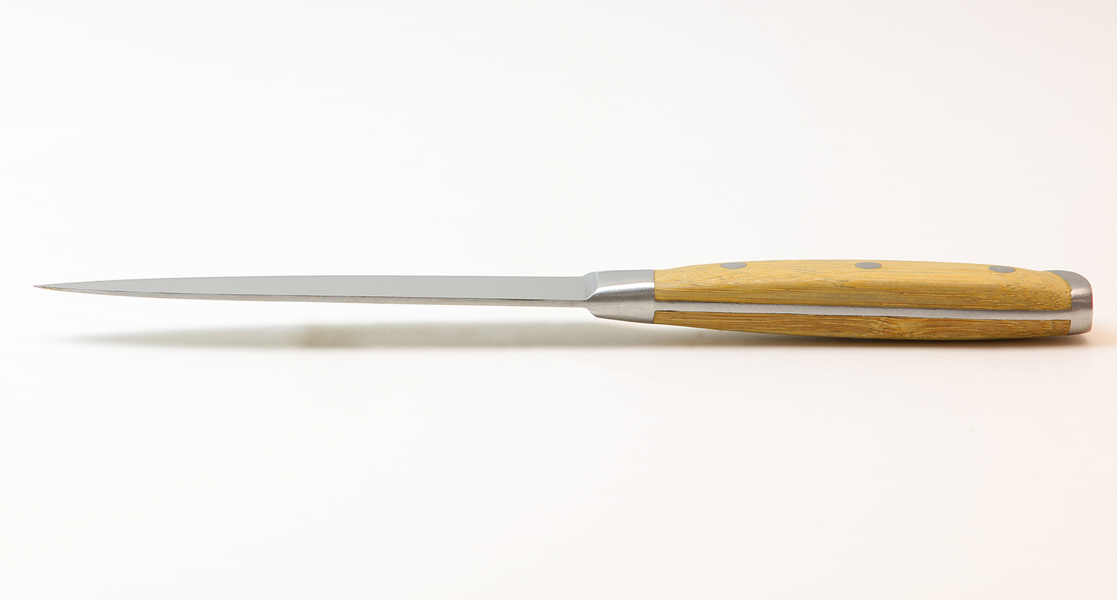 Ein Messer mit Holzgriff. Die Klinge ist silberfarben und spitz. Isoliert auf weißem Hintergrund.