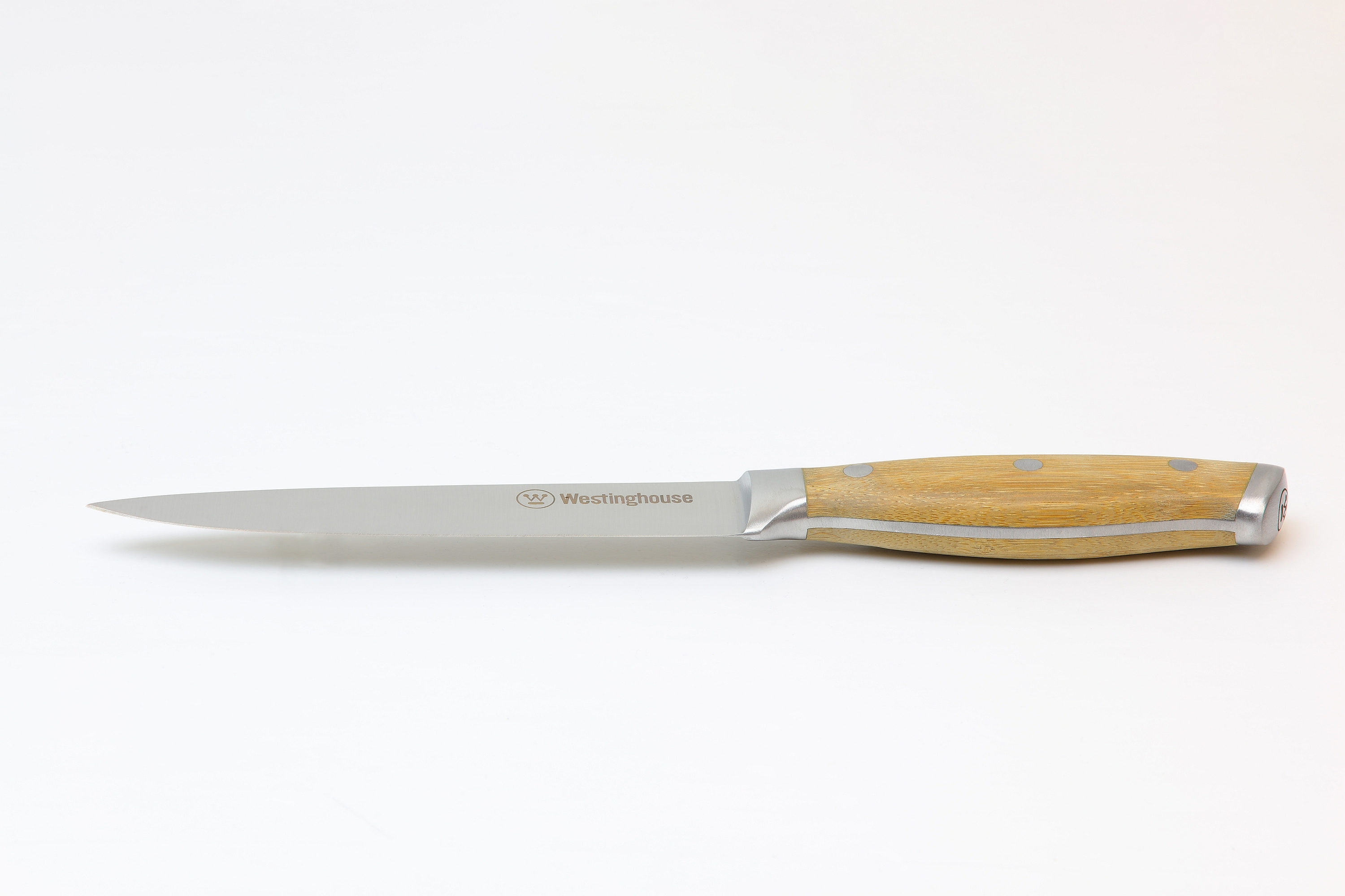Ein Messer mit Holzgriff und silberner Klinge, mit dem Westinghouse-Logo. Weißer Hintergrund.
