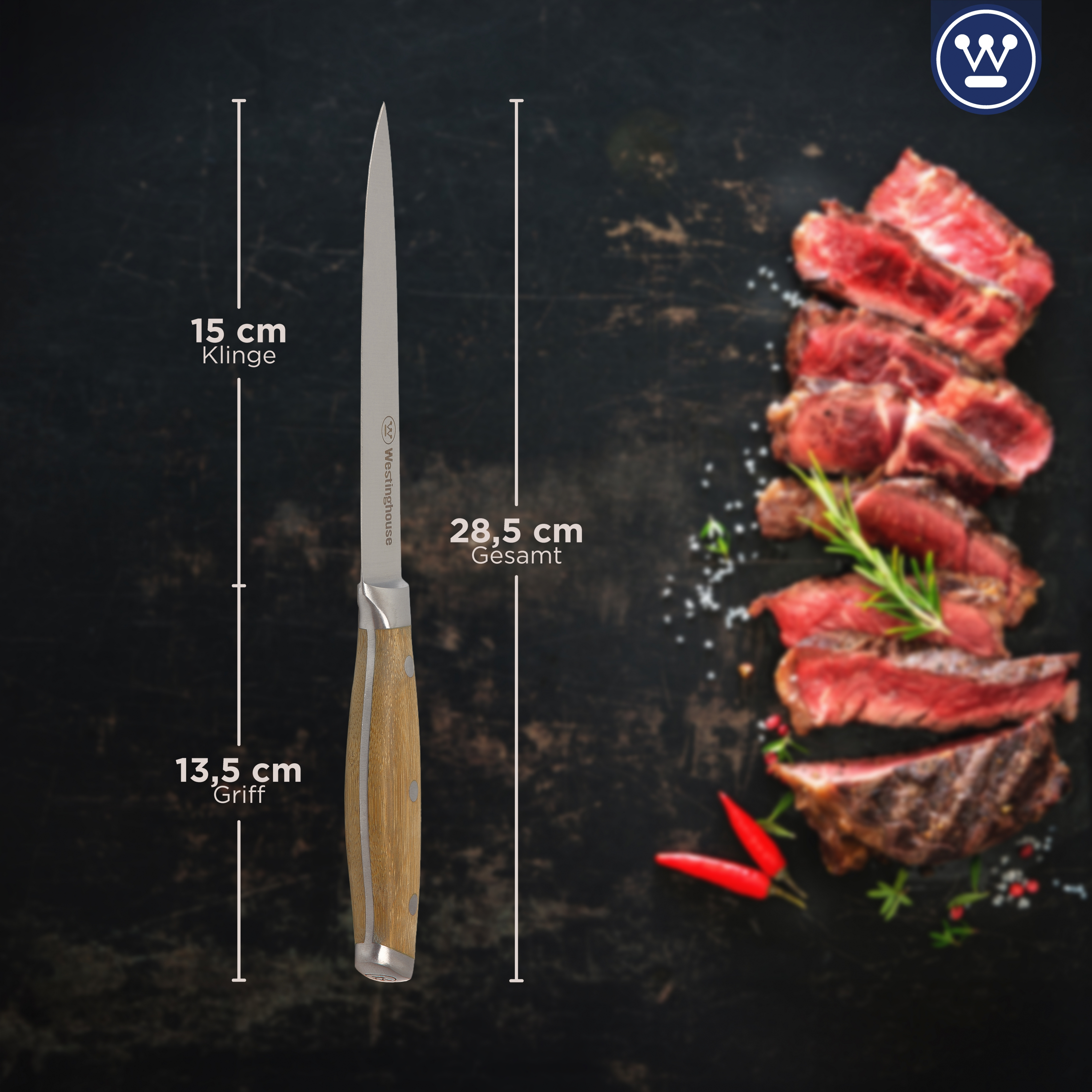 Edelstahlmesser mit Holzgriff neben geschnittenem Fleisch und Chilischoten auf dunkler Oberfläche.