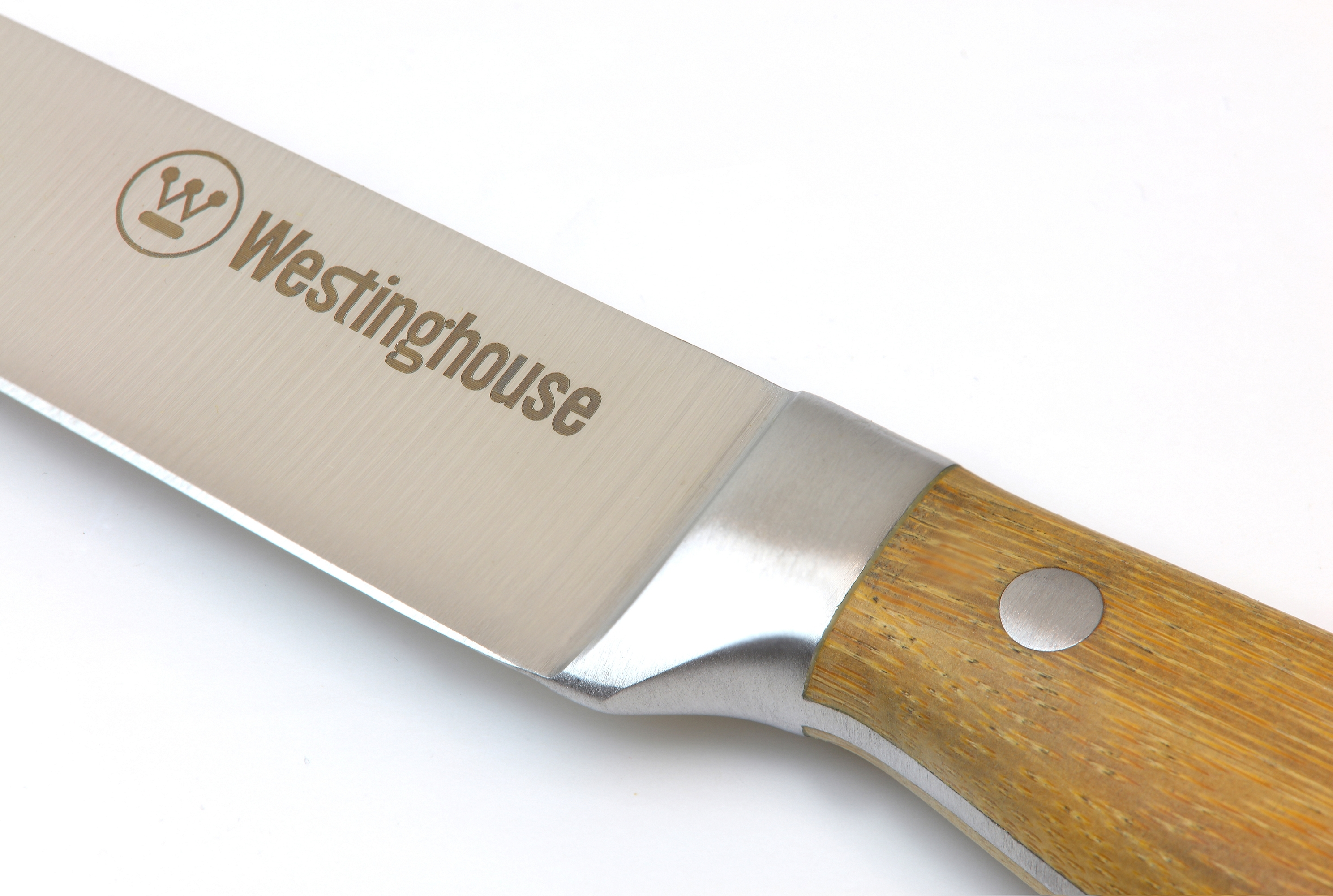 Nahaufnahme einer Messerklinge mit Westinghouse-Logo und Holzgriff. Die Klinge ist glänzend.